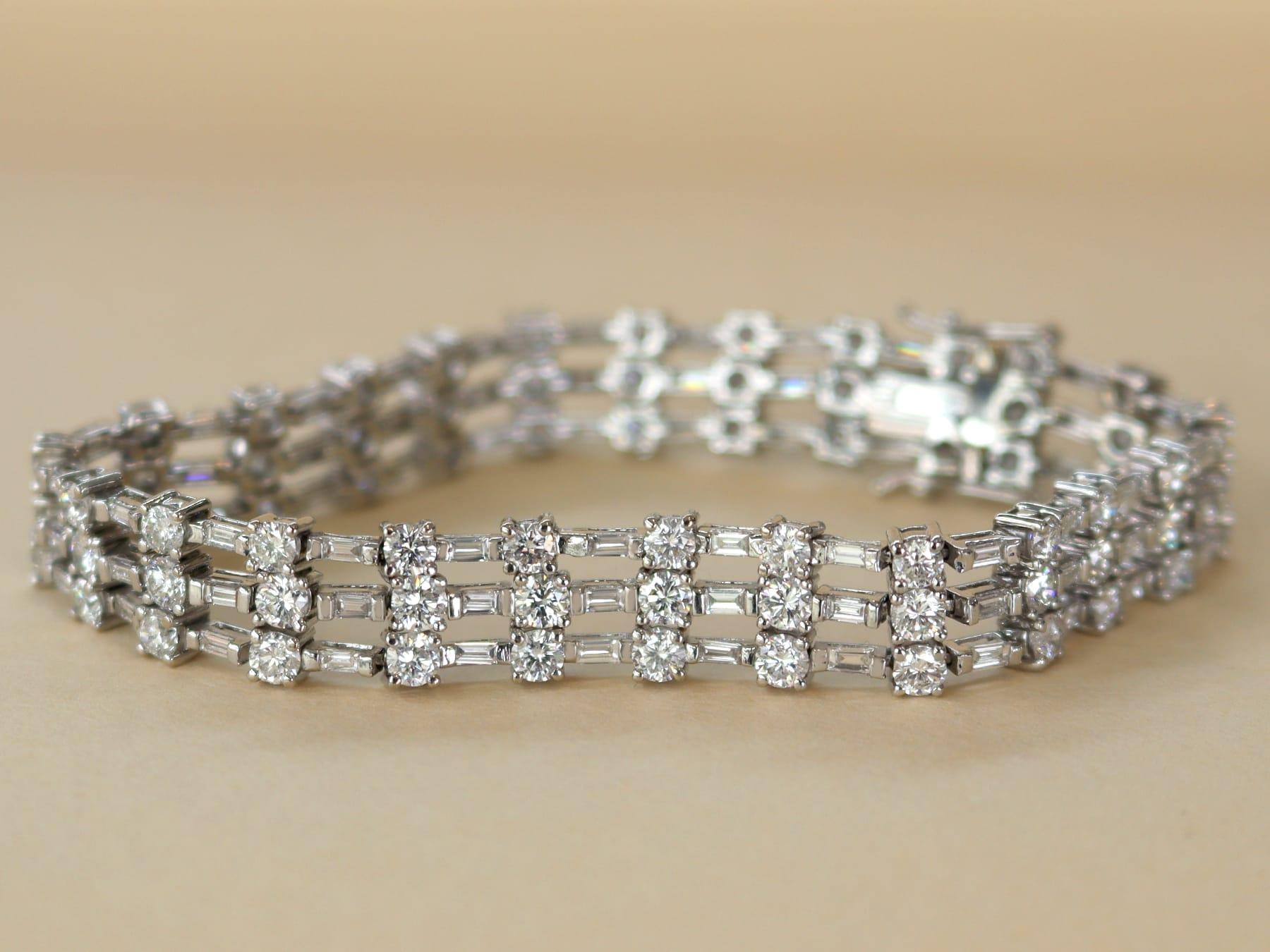 Vintage 8.10 Carat Diamond and 18k White Gold Bracelet Circa 1950 Excellent état - En vente à Jesmond, Newcastle Upon Tyne