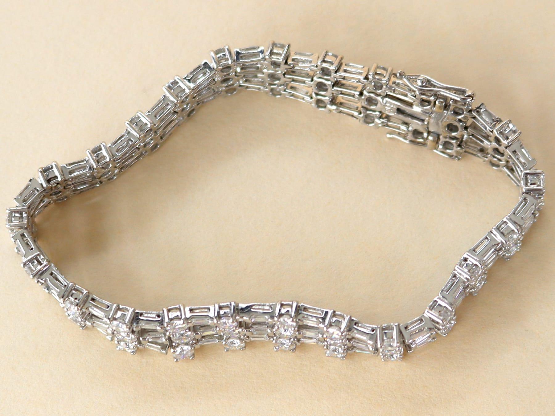 Vintage 8.10 Carat Diamond and 18k White Gold Bracelet Circa 1950 Unisexe en vente