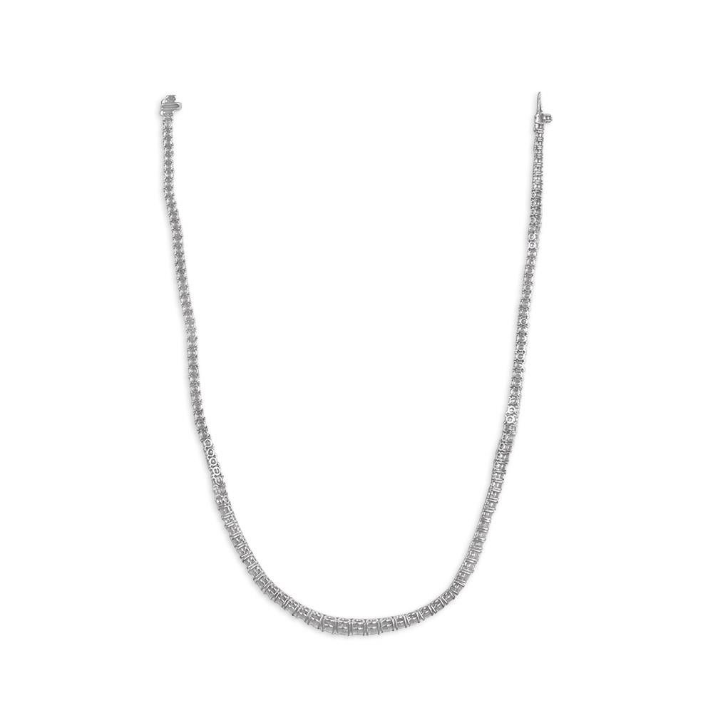 Paré d'une sophistication intemporelle grâce à cet élégant collier tennis orné de diamants ronds de taille brillante. Avec un poids total approximatif de 8,50 carats, une couleur I et une pureté VS2-SI1, le diamant est d'une brillance captivante.