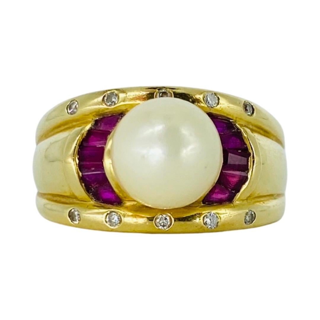 Anillo vintage de perlas, rubíes y diamantes de 8,5 mm y oro de 14k. Anillo muy bonito y pesado con una perla real central de 8,5 mm y un peso total de 0,25 quilates de gemas de rubí engastadas en canal con diamantes engastados en bisel con un peso