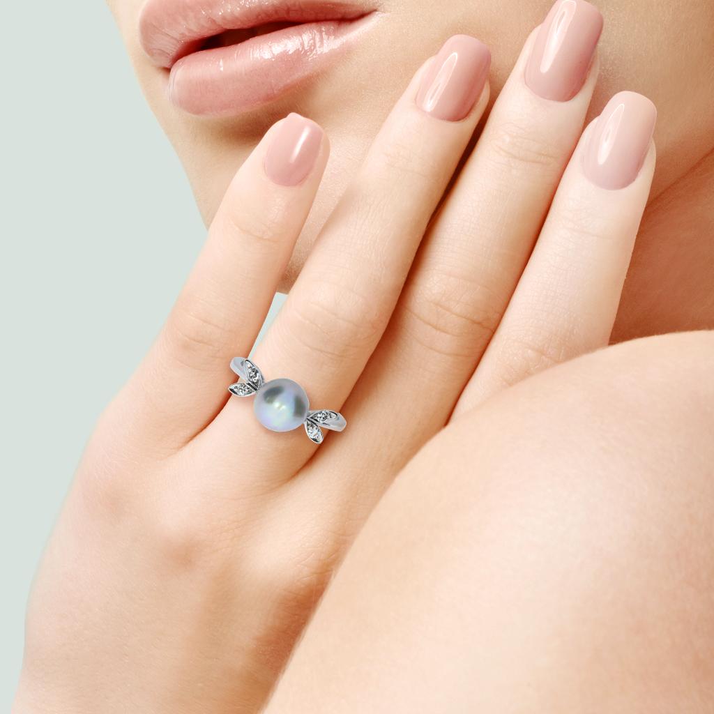 Silver body with multi colored overtones set this cultured pearl and diamond vintage 18k white gold ring apart from all the others.

Hallmarks: 750, S

Center Gemstone
Gemstone: Cultured Pearl (silver body with rose , blue and green hues)
Shape: