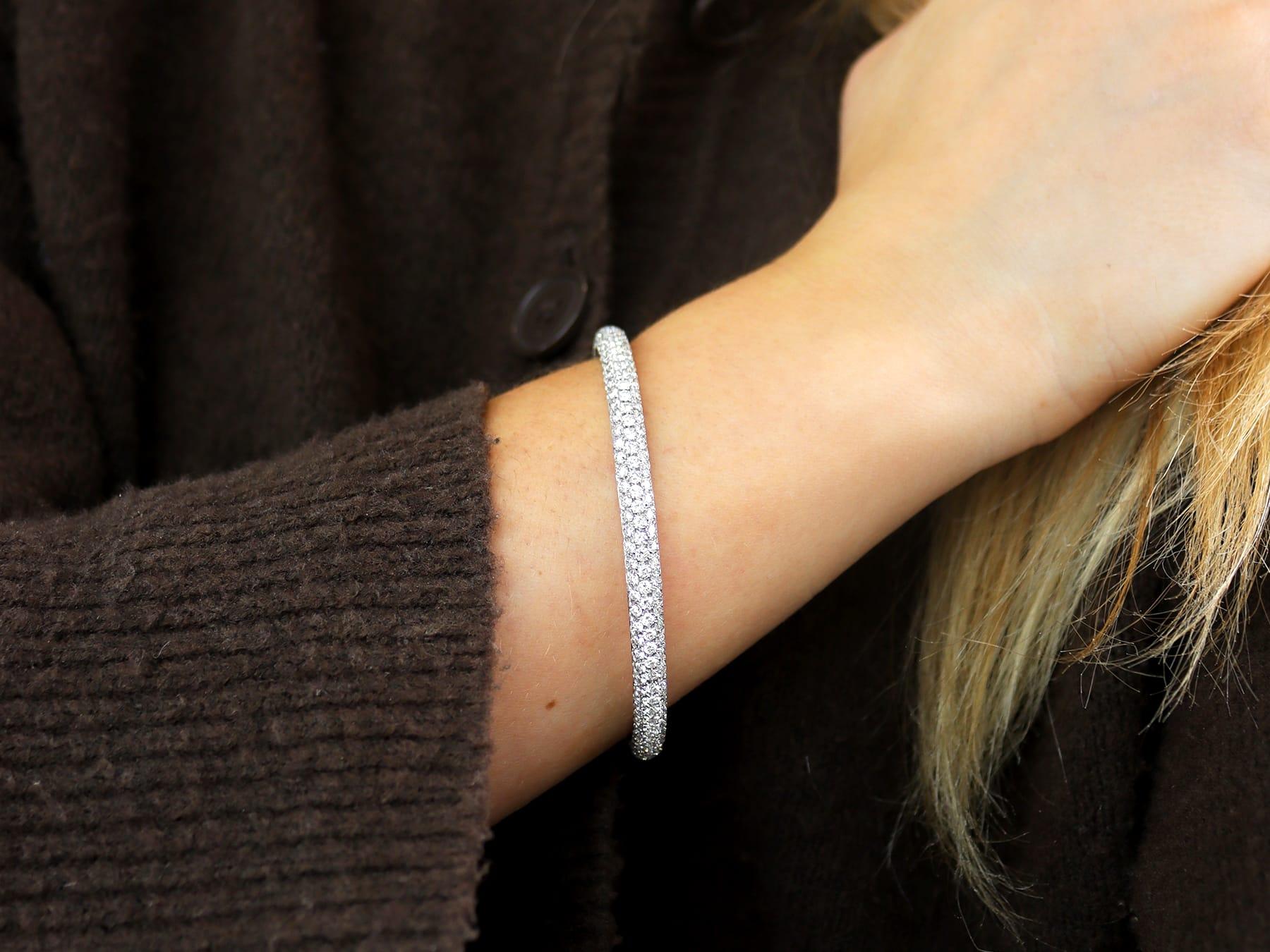 Taille ronde Bracelet jonc vintage en or blanc 18 carats et diamants de 8,80 carats en vente