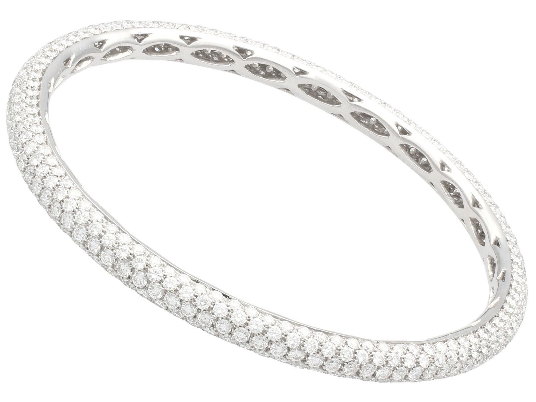 Taille ronde Bracelet jonc vintage en or blanc 18 carats et diamants de 8,80 carats en vente