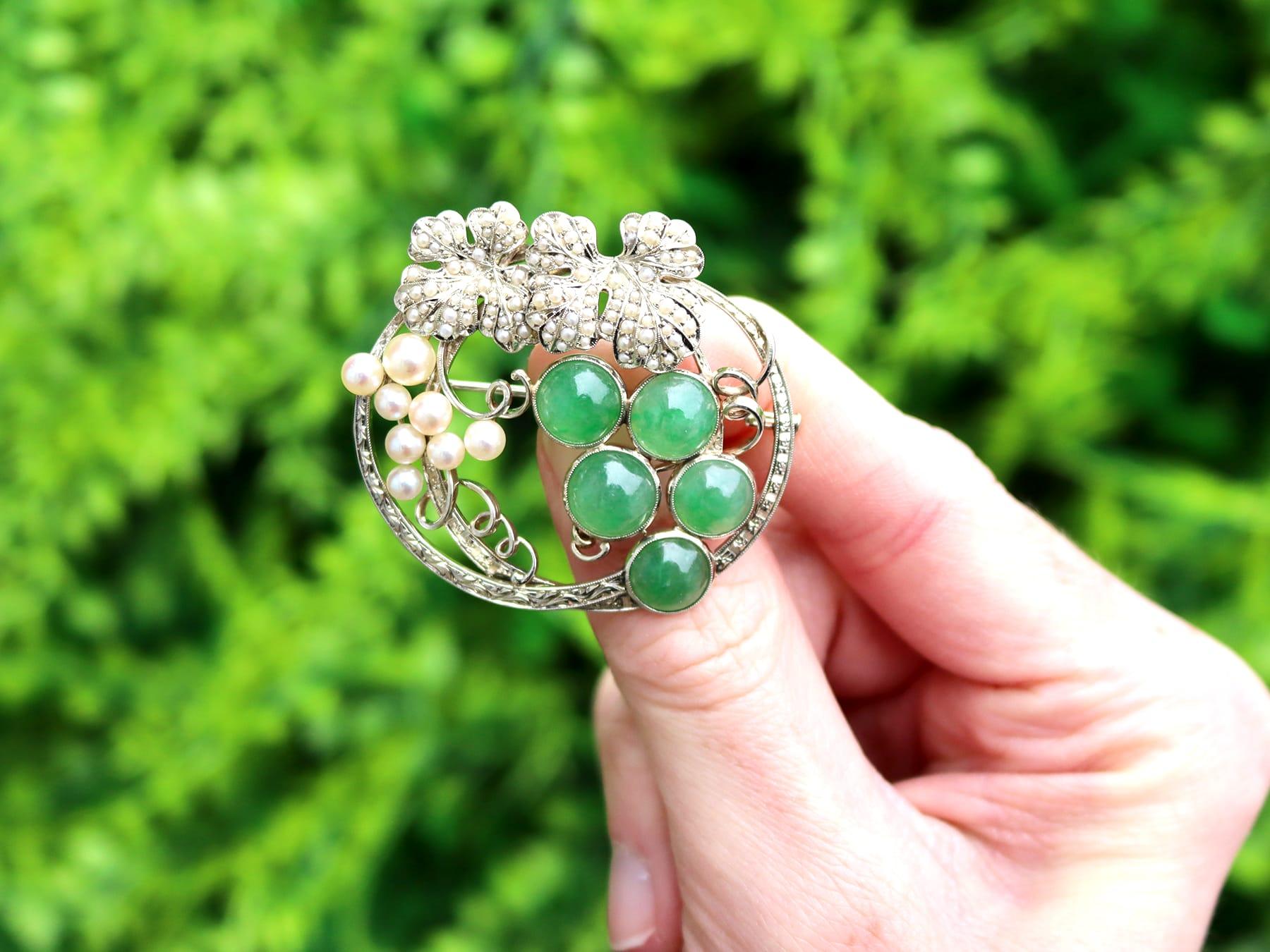 An exceptional, fine and impressive vintage seed pearl and 8.85 carat chrysoprase, 18 karat white gold brooch/pendant; part of our diverse vintage brooches collection.

This stunning, fine and impressive vintage brooch has been crafted in 18k white