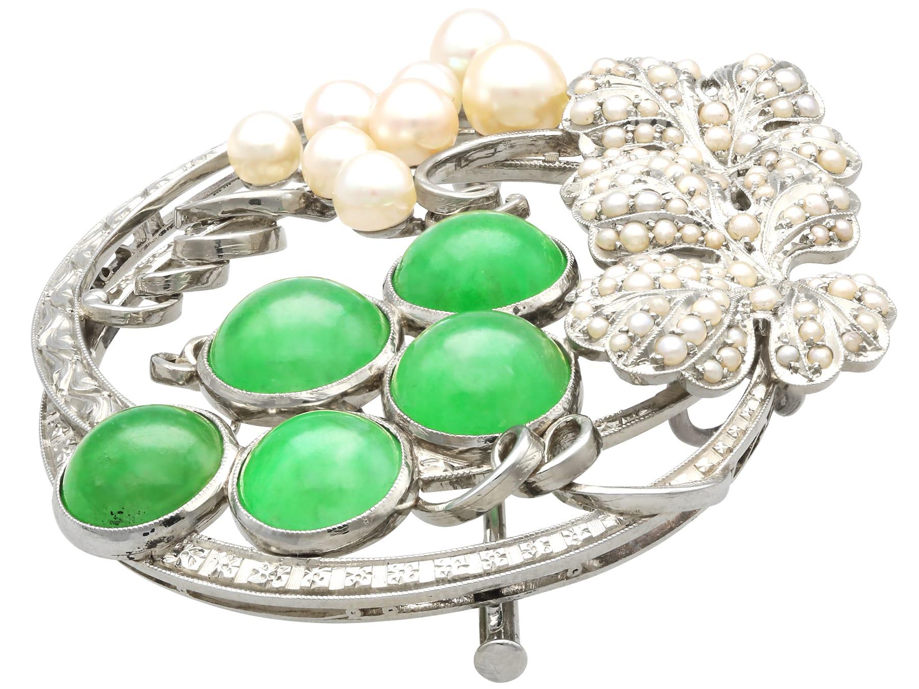 Vintage 8.85Ct Chrysoprase and Seed Pearl, 18k White Gold Brooch/Pendant In Excellent Condition For Sale In Jesmond, Newcastle Upon Tyne