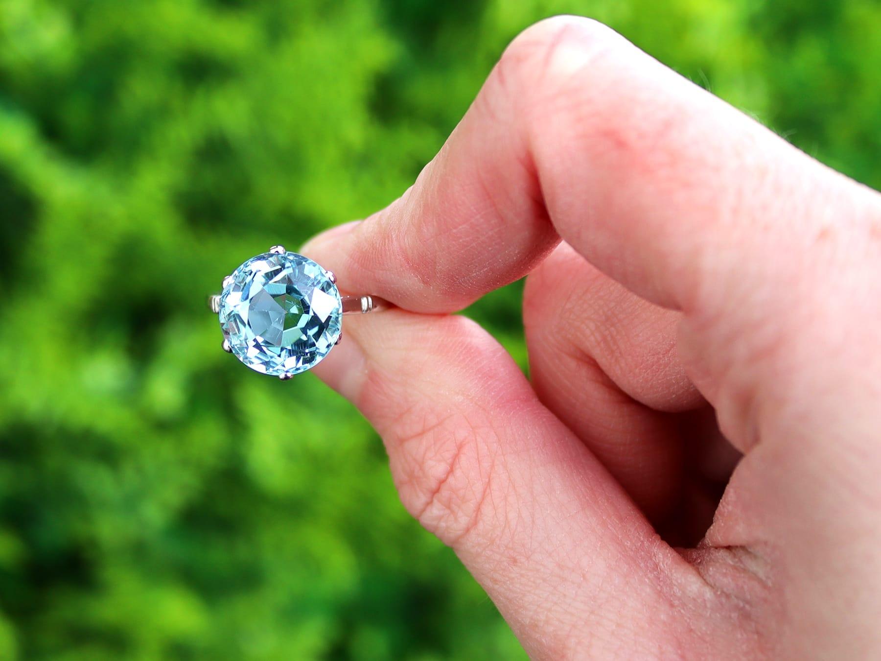 Une bague solitaire en aigue-marine et platine de 8,90 carats, superbe, fine et impressionnante, qui fait partie de nos diverses collections de bijoux vintage et de bijoux de succession.

Cette superbe bague vintage en aigue-marine, fine et