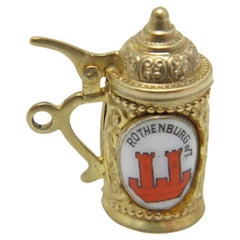 Pendentif breloque vintage Beer Stein Tankard en or 8 carats avec poignée en forme de boucle, c1930s 333 pureté et épaisseur