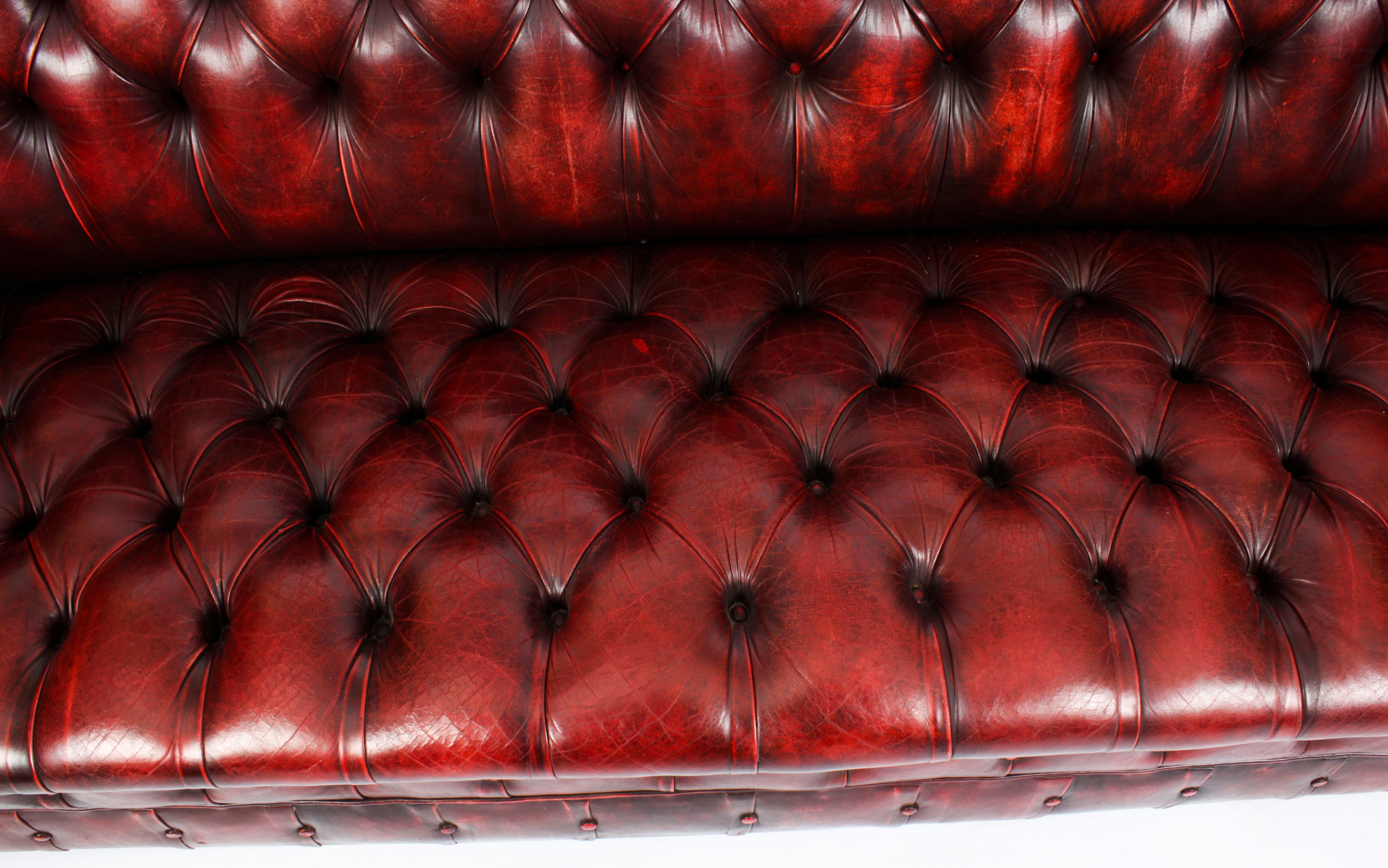 Vintage English Button Back Leather Chesterfield Sofa Mid-20th C In Good Condition In London, GB