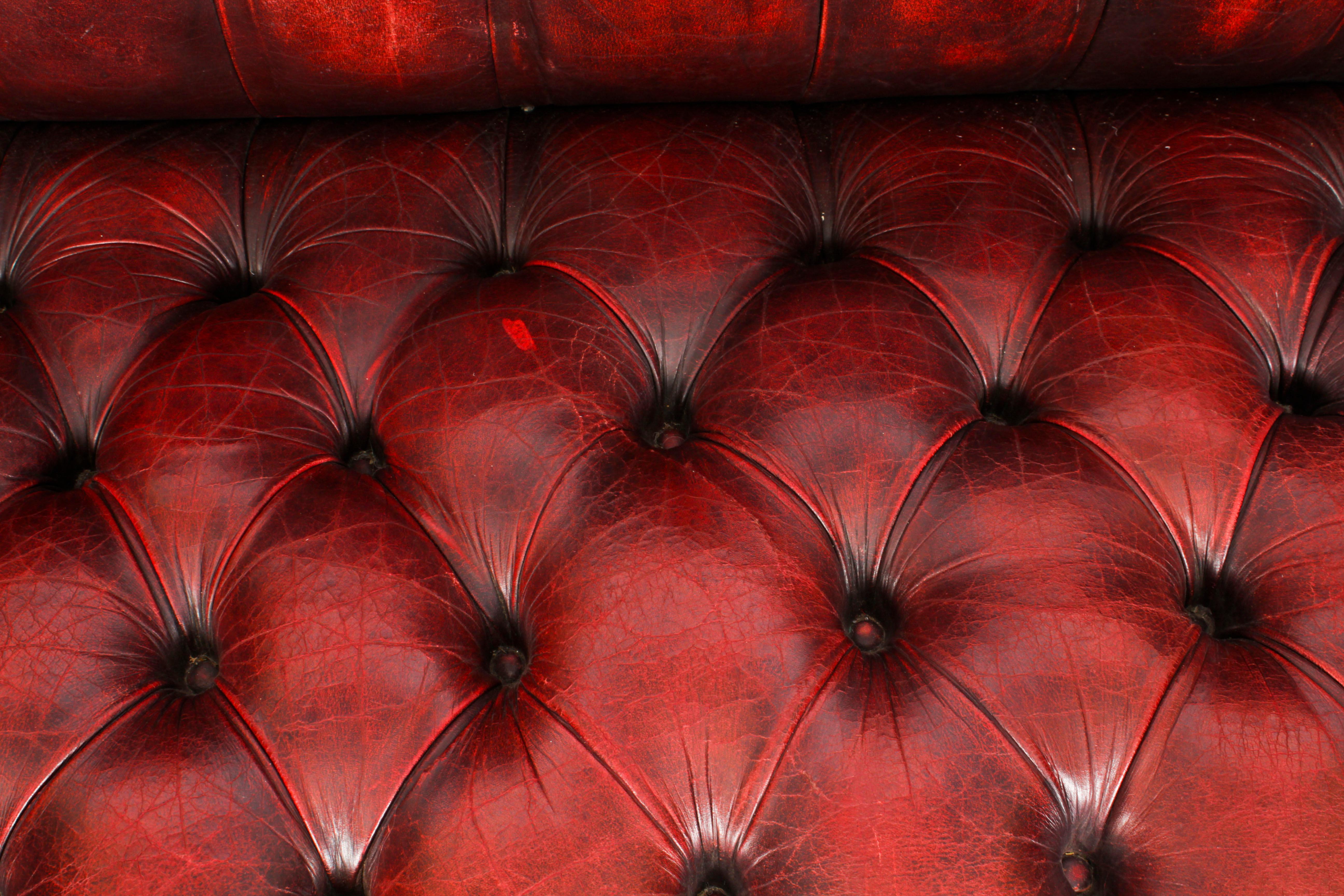 Mid-20th Century Vintage English Button Back Leather Chesterfield Sofa Mid-20th C