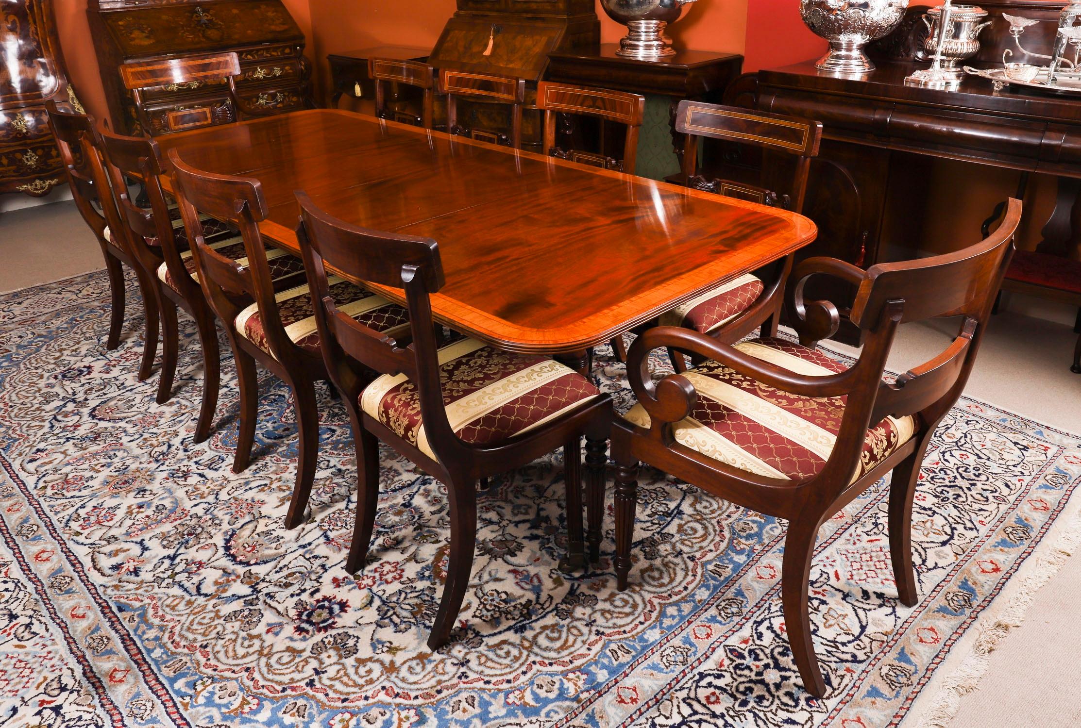 Voici une fabuleuse table de salle à manger Vintage Regency Revival du maître ébéniste William Tillman, datant d'environ 1980.

La table est fabriquée en acajou massif flammé avec des bandes transversales en bois satiné.  Elle repose sur deux