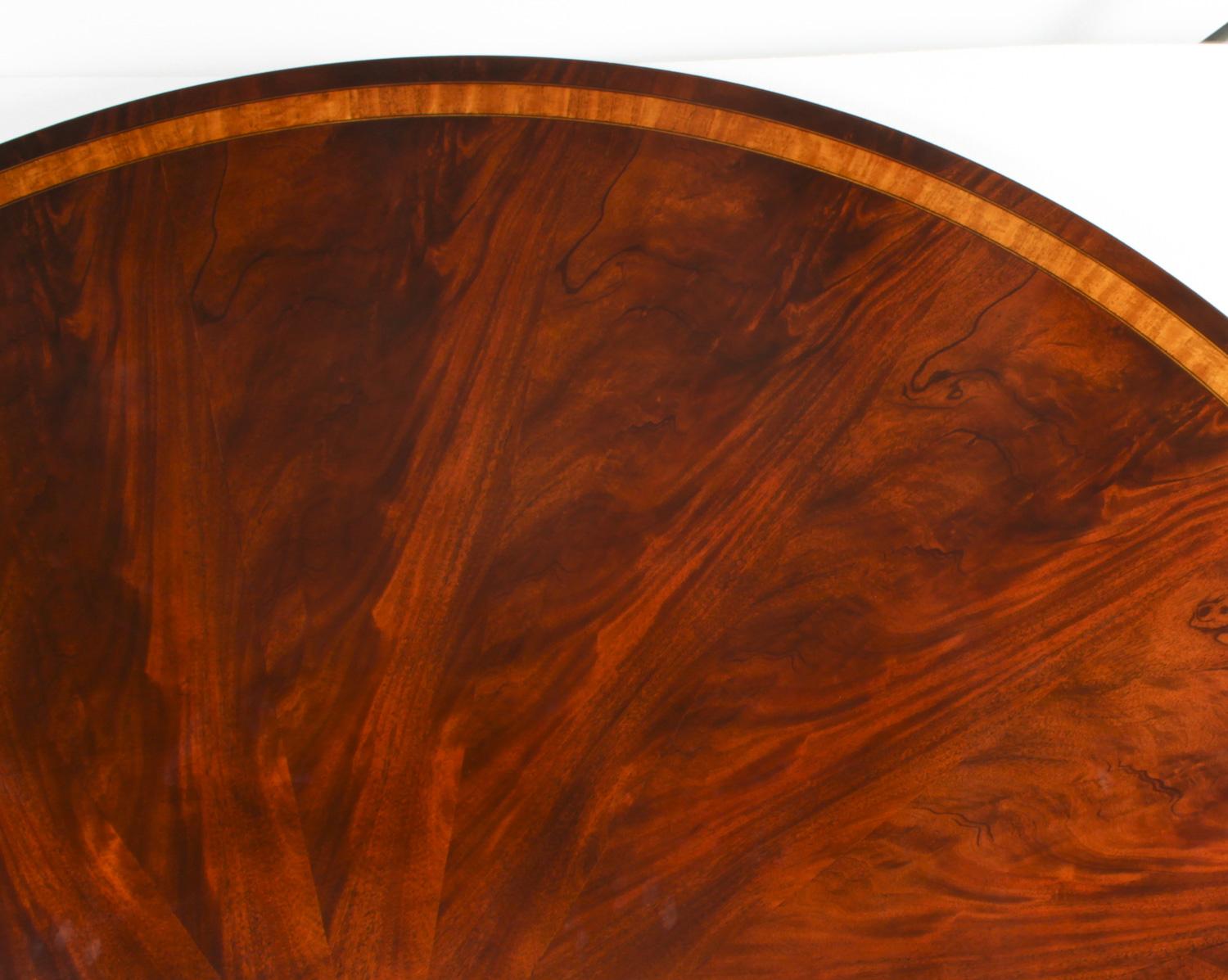 Vintage Flame Mahogany Regency Revival Dining Table, 20th C For Sale 5