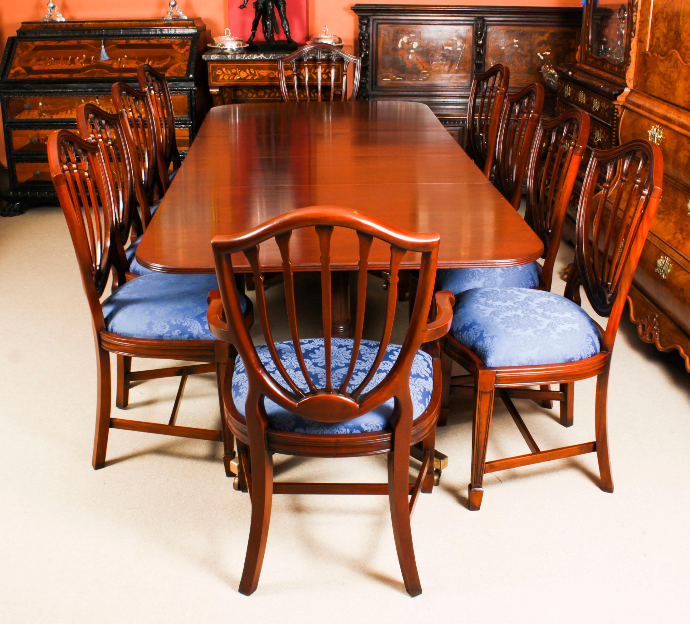 This is a fabulous Vintage Regency Revival dining set comprising a dining table and a set of ten Hepplewhite Revival dining chairs, by William Tillman, Circa 1975 in date.

The table is made of stunning solid flame mahogany and is raised on twin