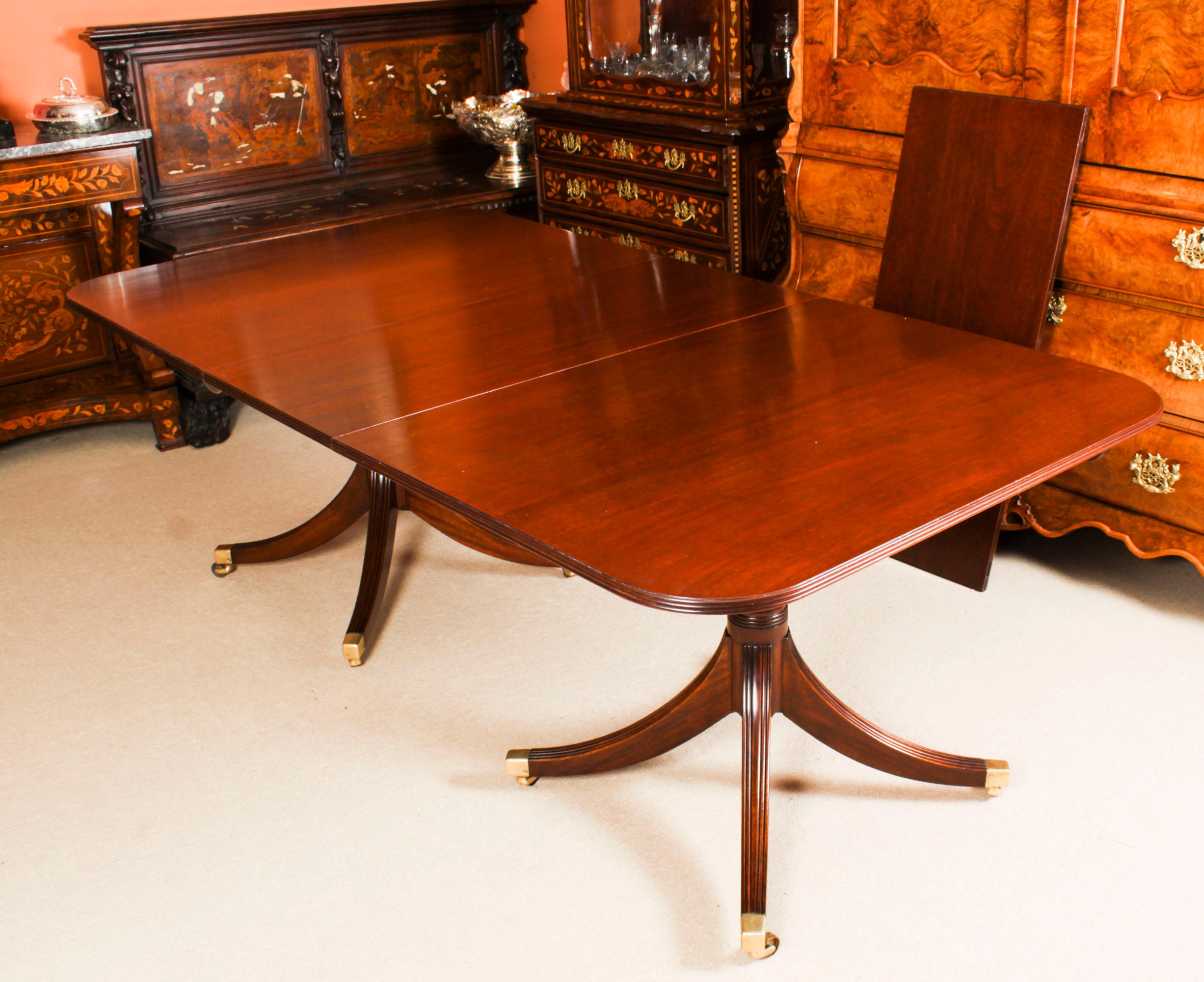 Vintage 8ft Dining Table by William Tillman & 10 Hepplewhite chairs 20th C In Good Condition In London, GB