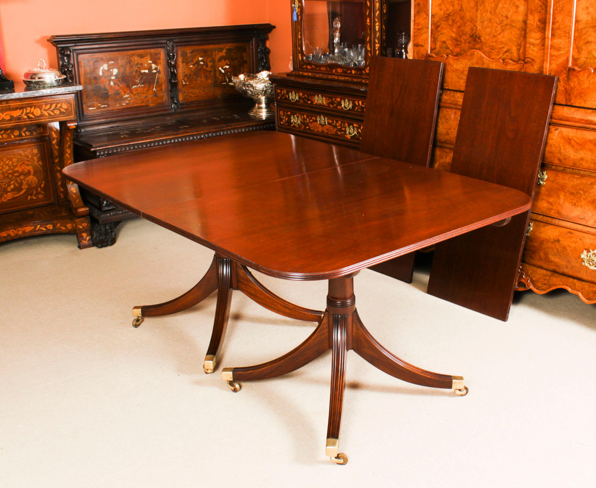 Late 20th Century Vintage 8ft Dining Table by William Tillman & 10 Hepplewhite chairs 20th C