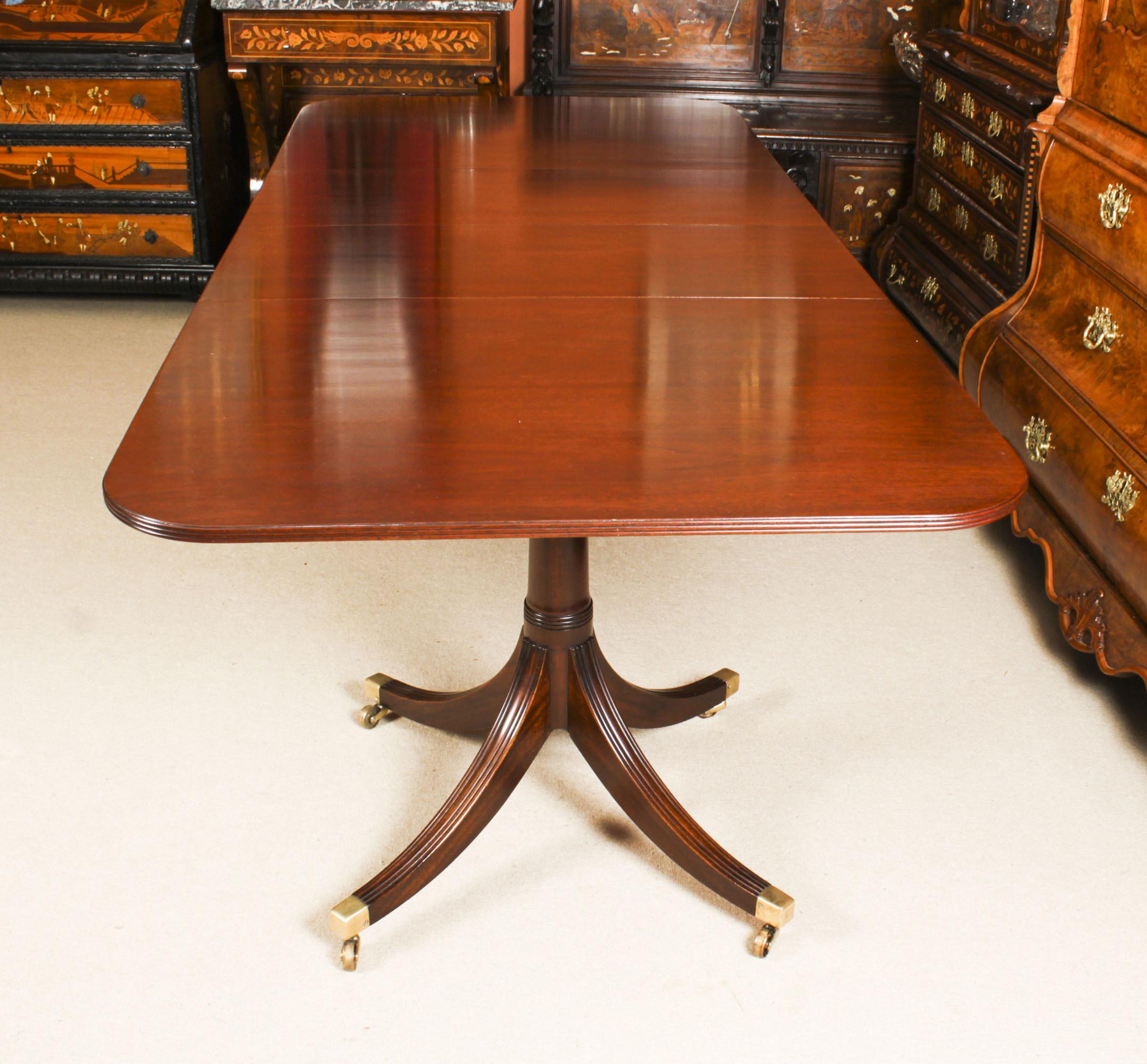 This is a fabulous Vintage Regency Revival dining table by the master cabinet maker William Tillman, Circa 1975 in date.

It is made of stunning solid flame mahogany and is raised on twin 