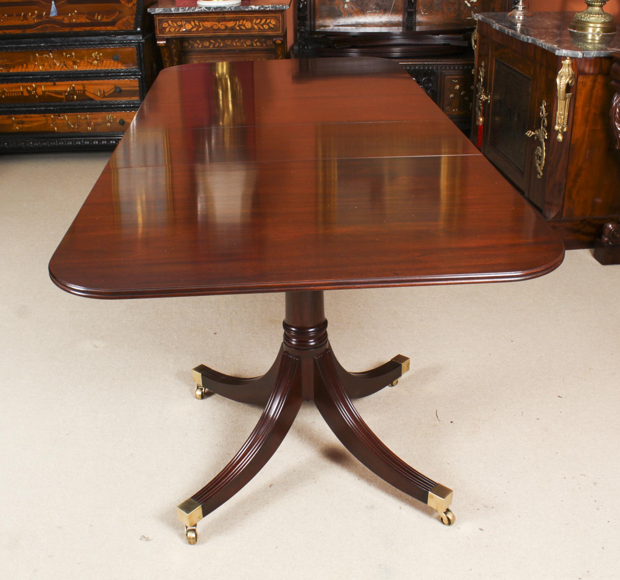 This is a fabulous Vintage Regency Revival twin pillar dining table dating from the mid 20th century.

The table is made of stunning solid flame mahogany and is raised on twin 
