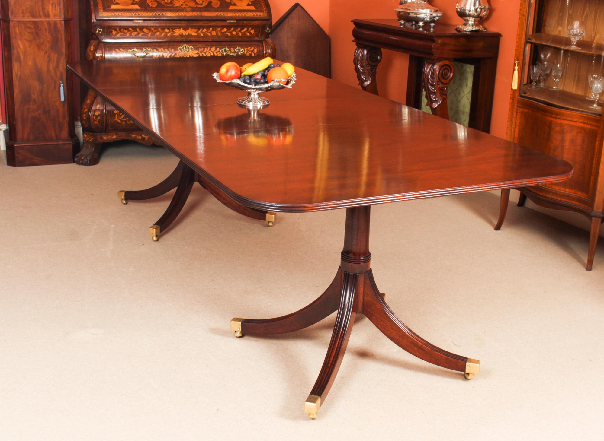 This is a fabulous Vintage Regency Revival dining table by the master cabinet maker William Tillman, Circa 1980 in date.

It is made of stunning solid mahogany and is raised on twin 