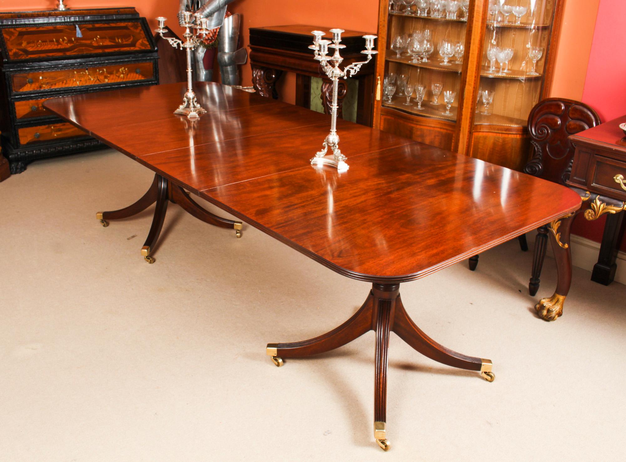 This is a fabulous Vintage Regency Revival dining table by the master cabinet maker William Tillman, Circa 1975 in date.

It is made of stunning solid flame mahogany and is raised on twin 