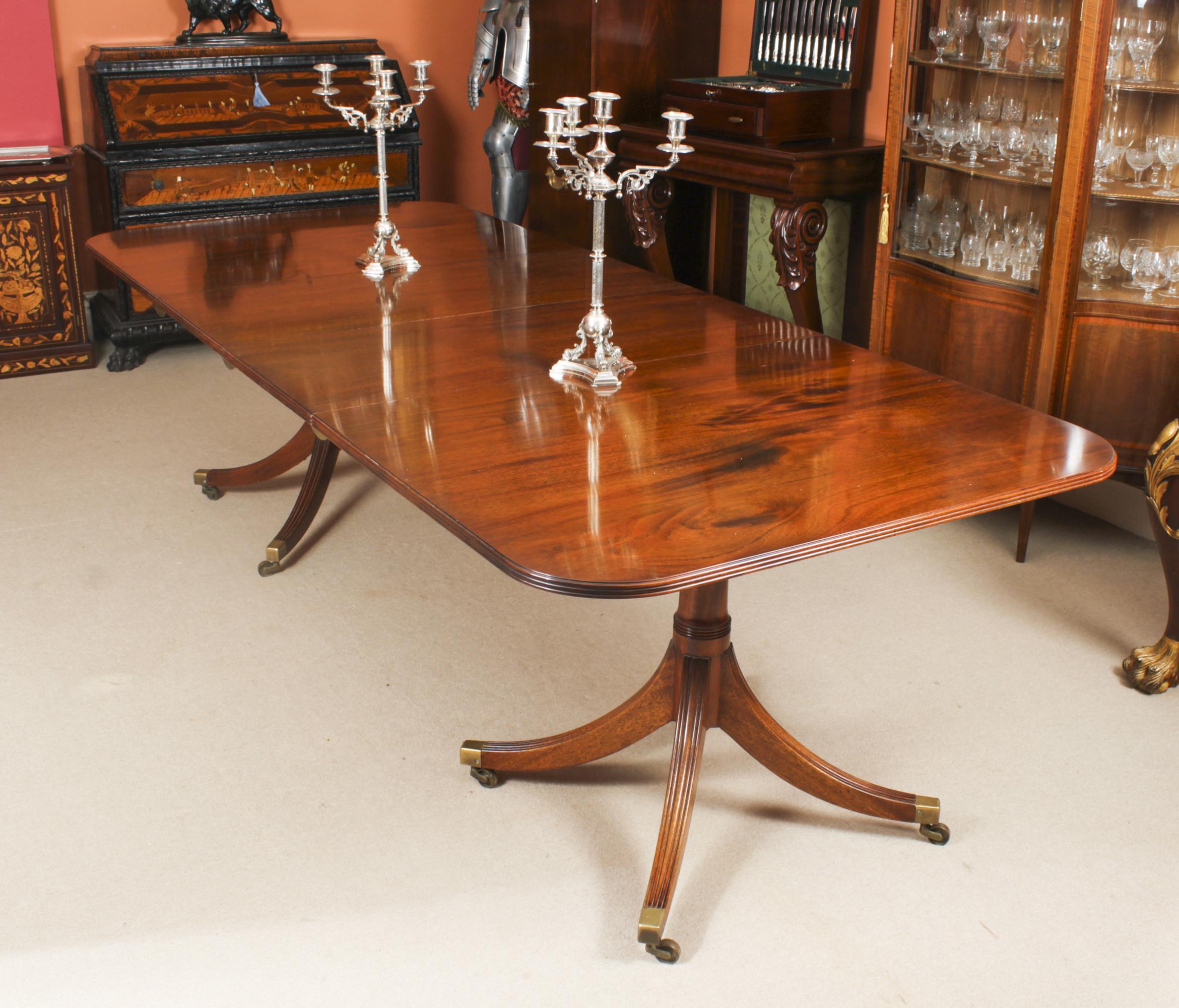 This is a fabulous Vintage Regency Revival dining table by the master cabinet maker William Tillman, Circa 1975 in date.

It is made of stunning solid flame mahogany and is raised on twin 