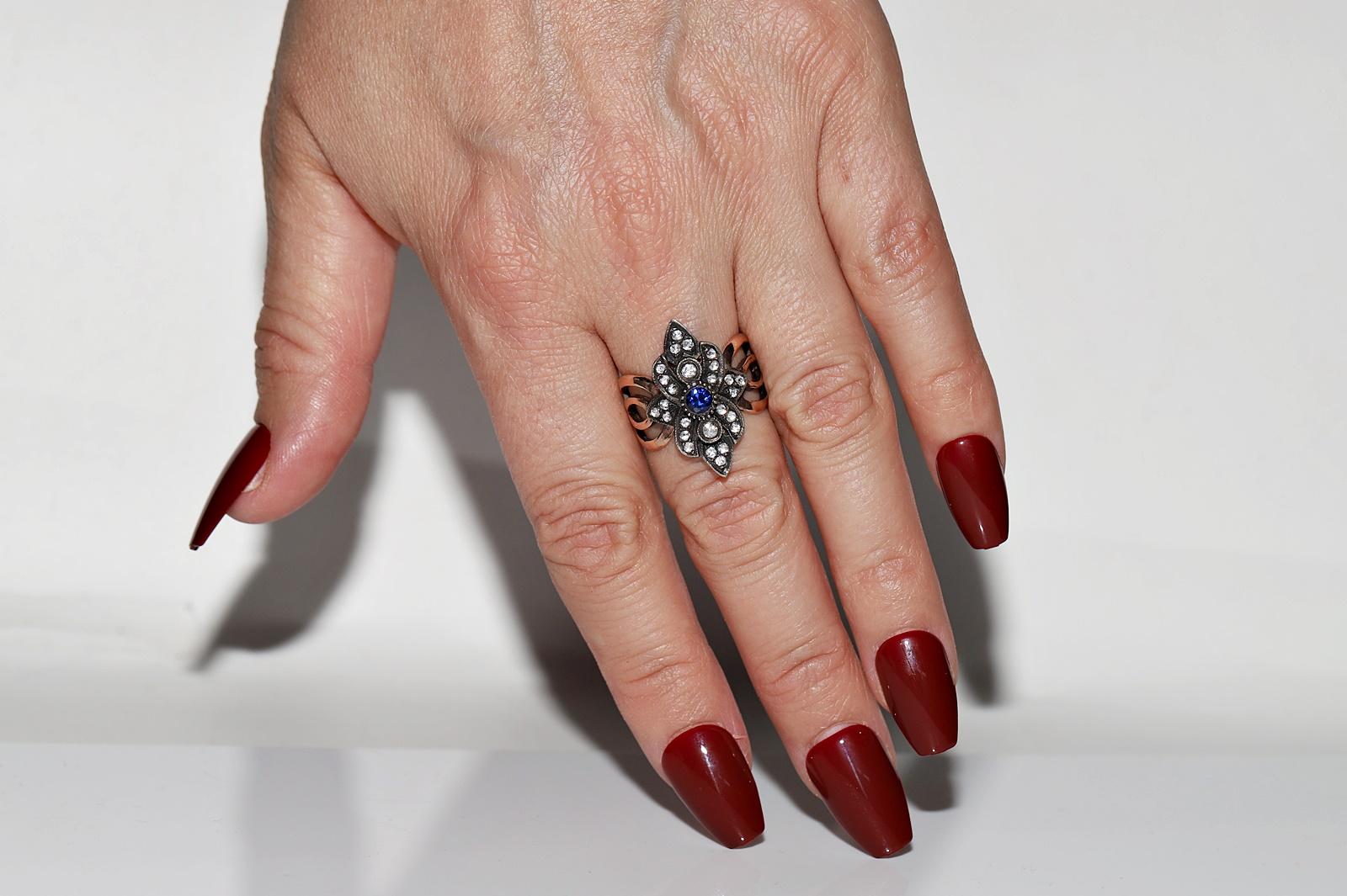 In ottime condizioni.
Il peso totale è di 7,4 grammi.
Il diamante è un diamante taglio rosa di 0,80 carati.
Il tutto è uno zaffiro da 0,15 carati.
Il diamante  ha colore H e vvs.
Testato con acidi per verificare che si tratti di oro vero da 8k.
La