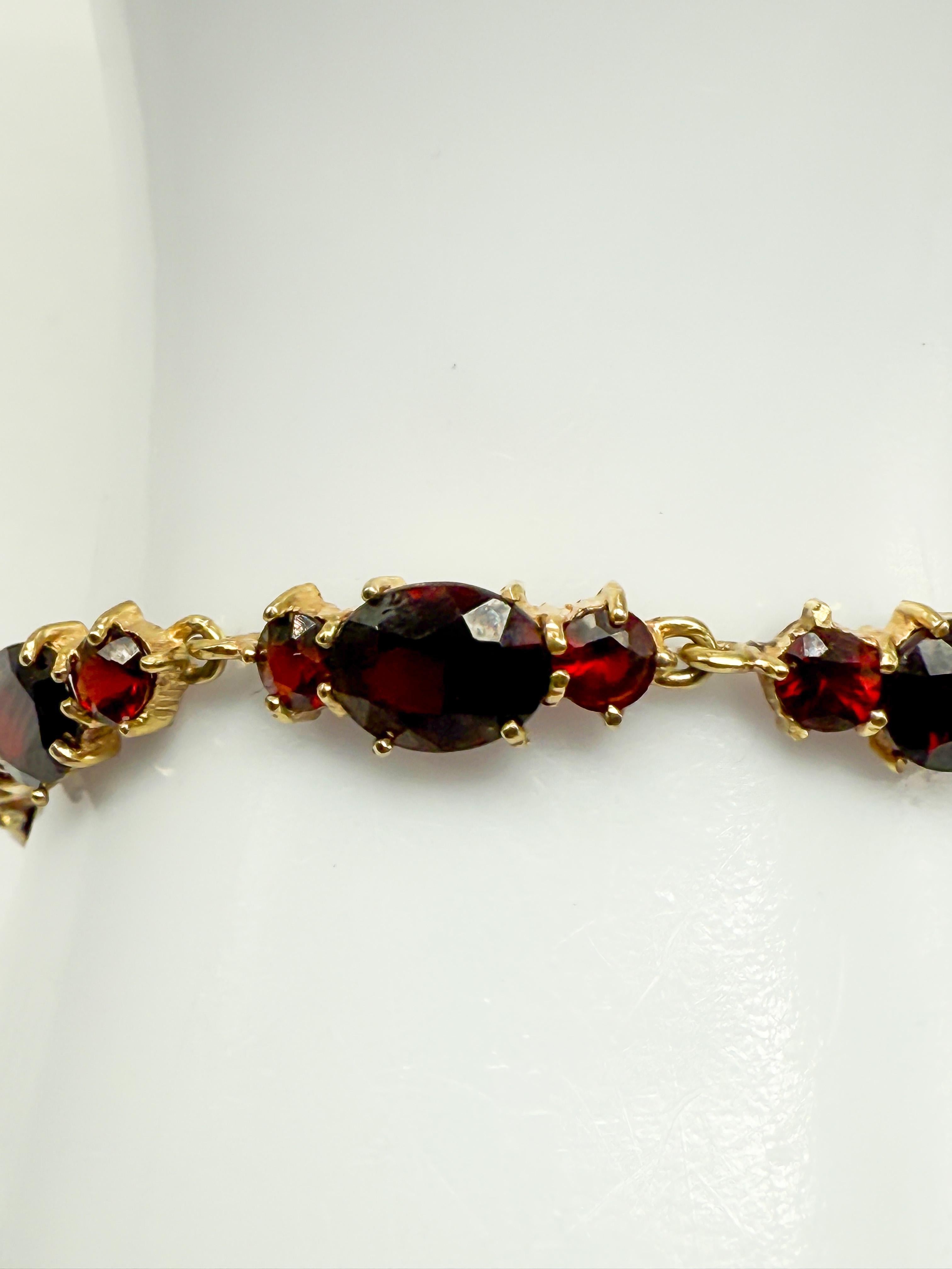 Ce remarquable bracelet bangle en or jaune 8 carats allie parfaitement l'élégance classique à une touche d'extravagance royale. Conçue avec une sophistication intemporelle, cette pièce est particulièrement frappante grâce à son sertissage élaboré de