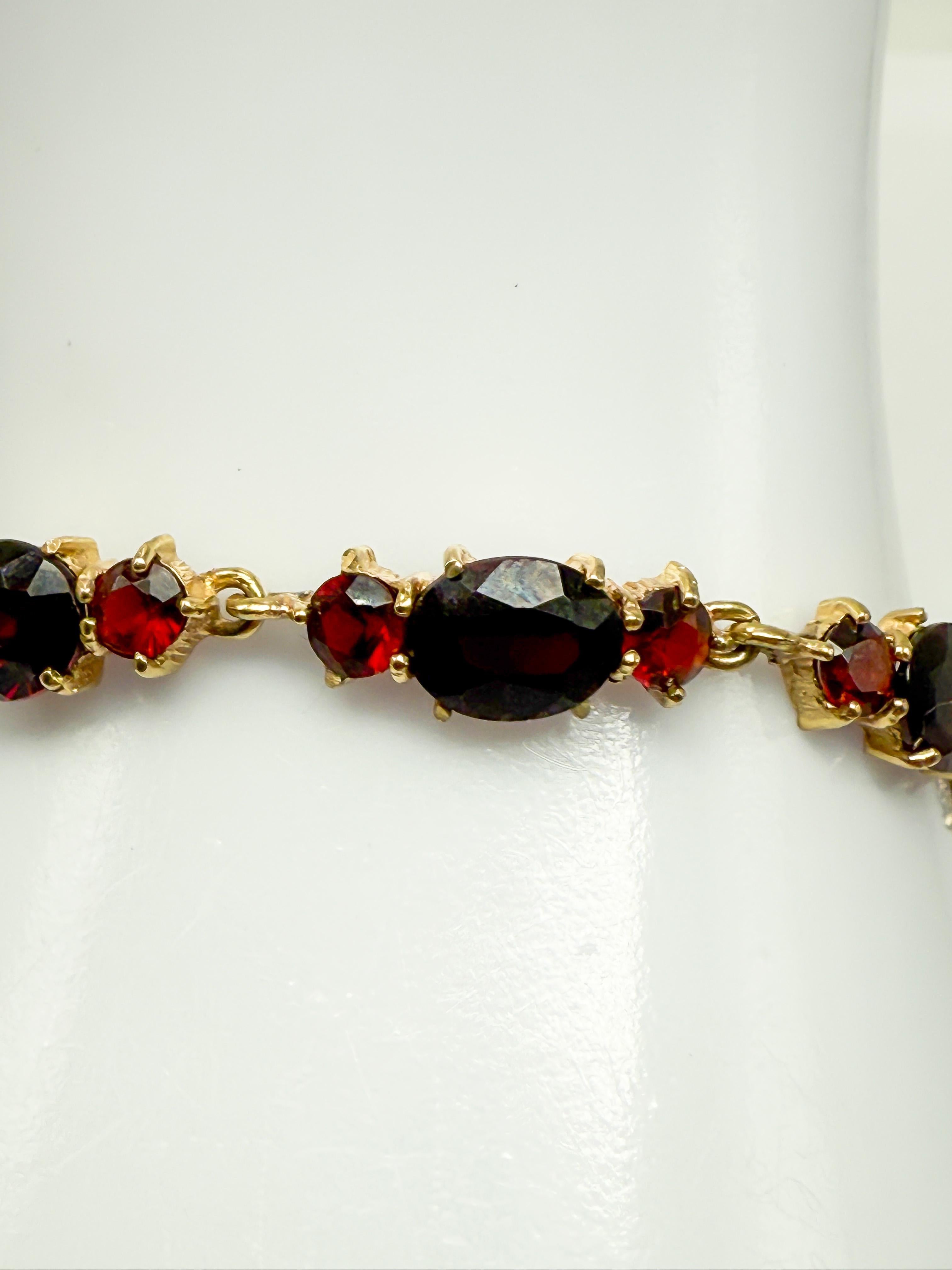 Moderne Vintage 8K Yellow Gold Bangle with 27 Deep Blue Garnets (Bracelet en or jaune 8K avec 27 grenats bleus) en vente