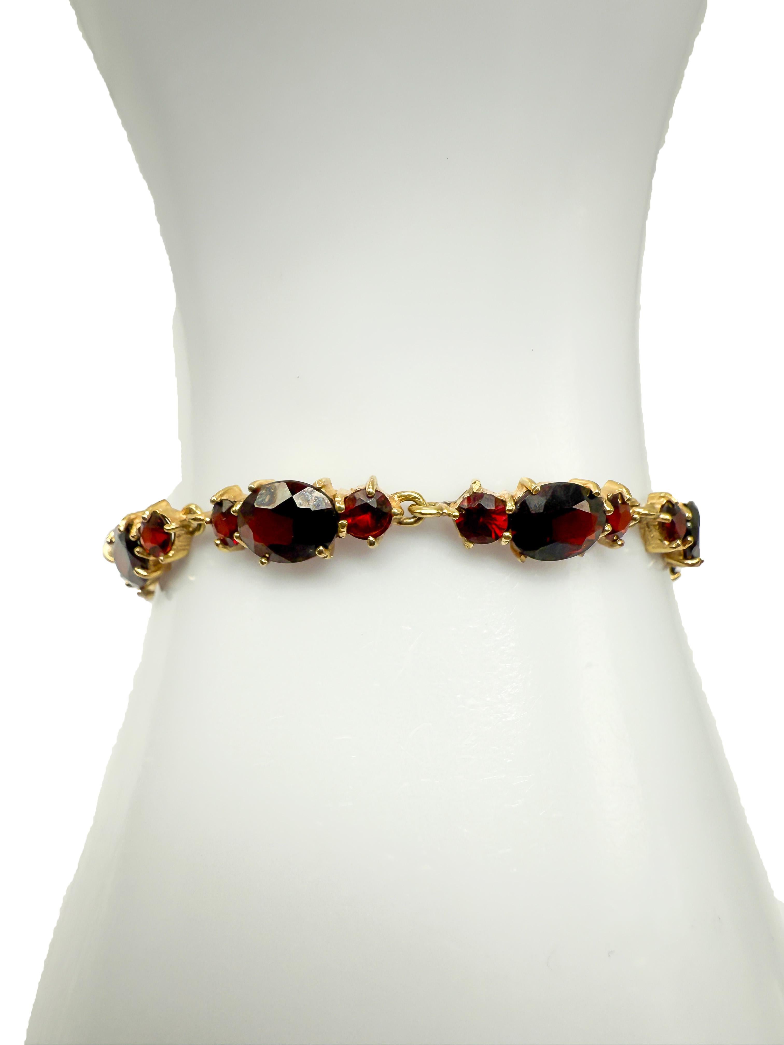 Taille ovale Vintage 8K Yellow Gold Bangle with 27 Deep Blue Garnets (Bracelet en or jaune 8K avec 27 grenats bleus) en vente
