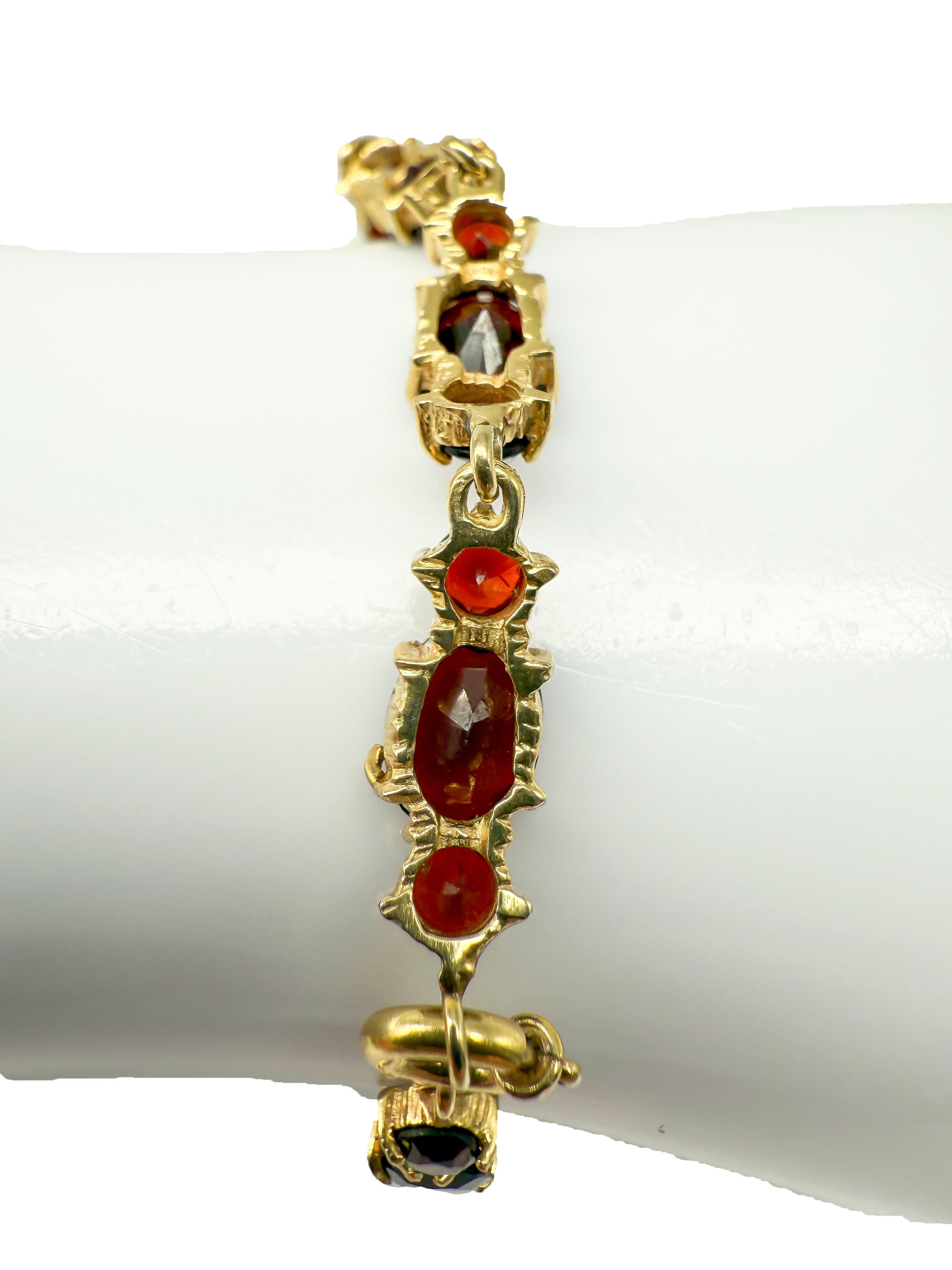 Vintage 8K Yellow Gold Bangle with 27 Deep Blue Garnets (Bracelet en or jaune 8K avec 27 grenats bleus) Bon état - En vente à Berlin, DE