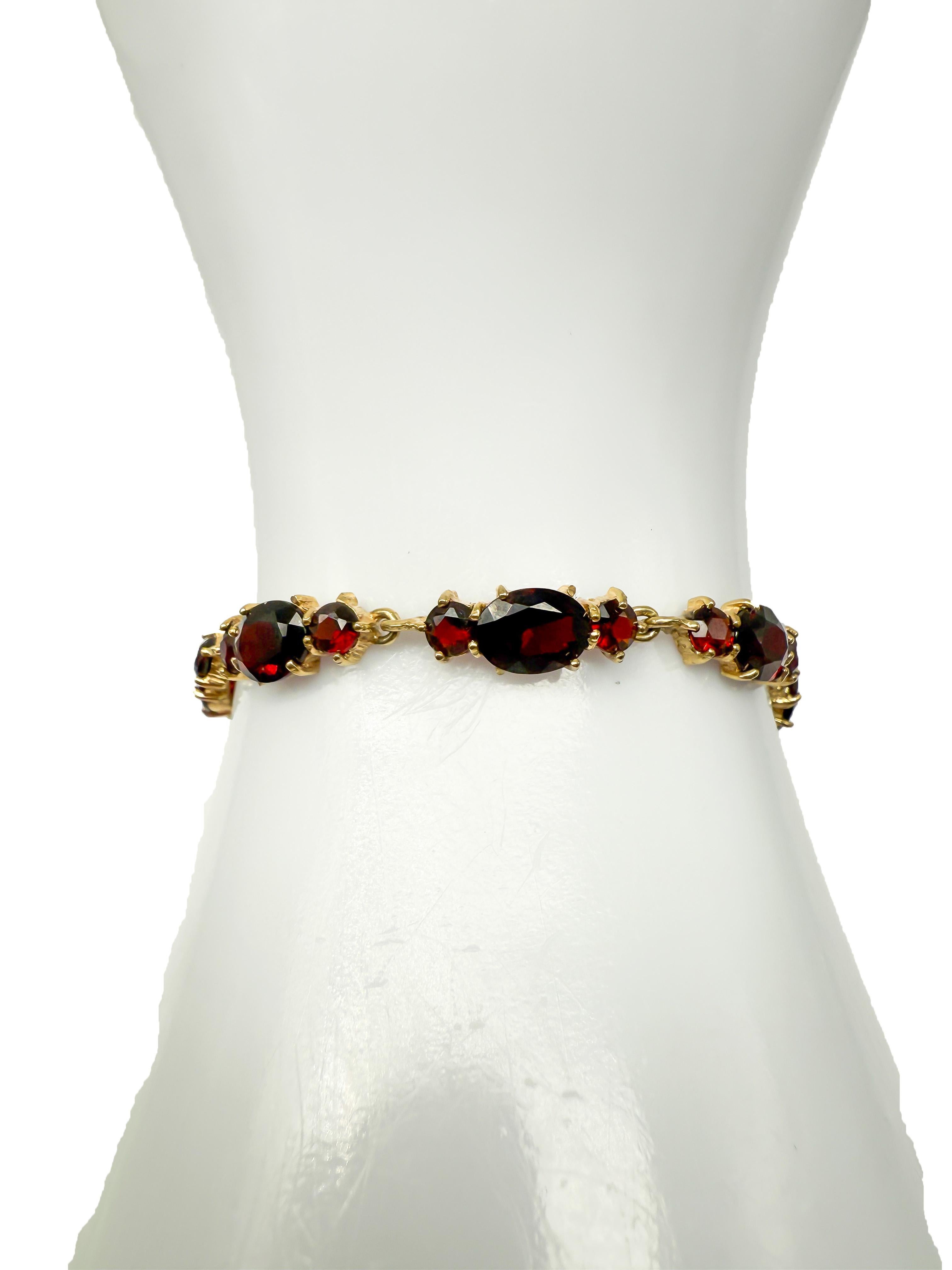 Vintage 8K Yellow Gold Bangle with 27 Deep Blue Garnets (Bracelet en or jaune 8K avec 27 grenats bleus) Unisexe en vente