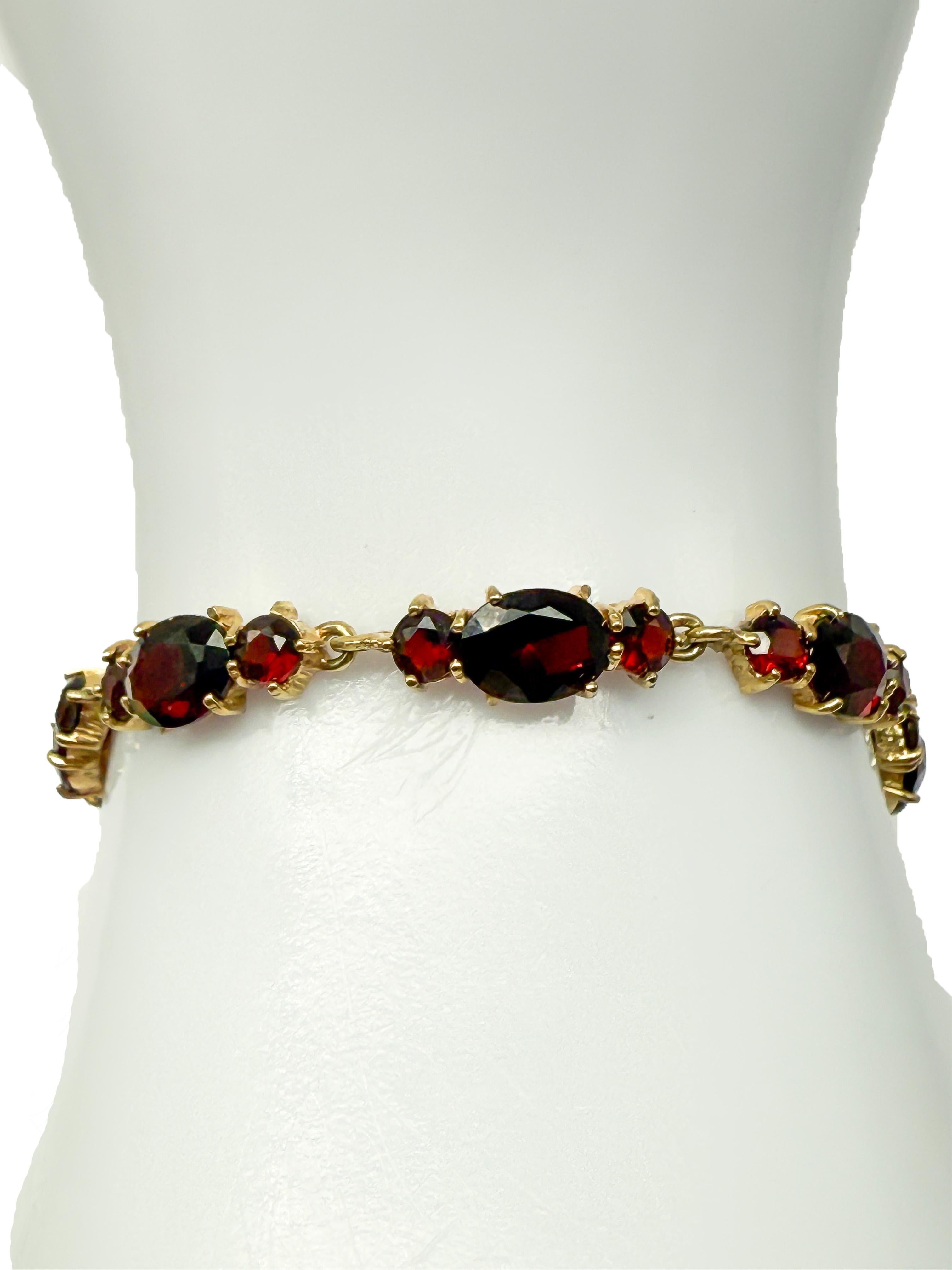 Vintage 8K Yellow Gold Bangle with 27 Deep Blue Garnets (Bracelet en or jaune 8K avec 27 grenats bleus) en vente 1