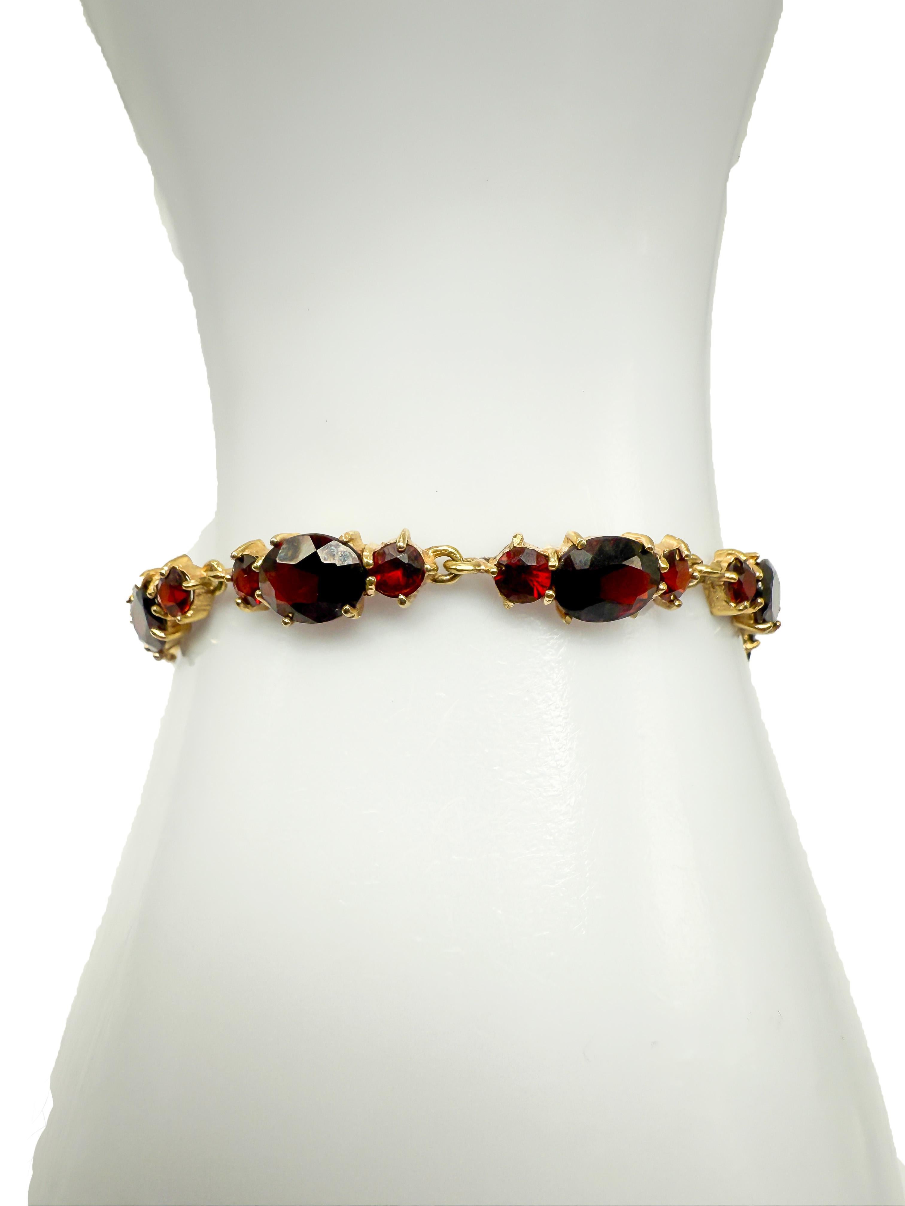 Vintage 8K Yellow Gold Bangle with 27 Deep Blue Garnets (Bracelet en or jaune 8K avec 27 grenats bleus) en vente 2