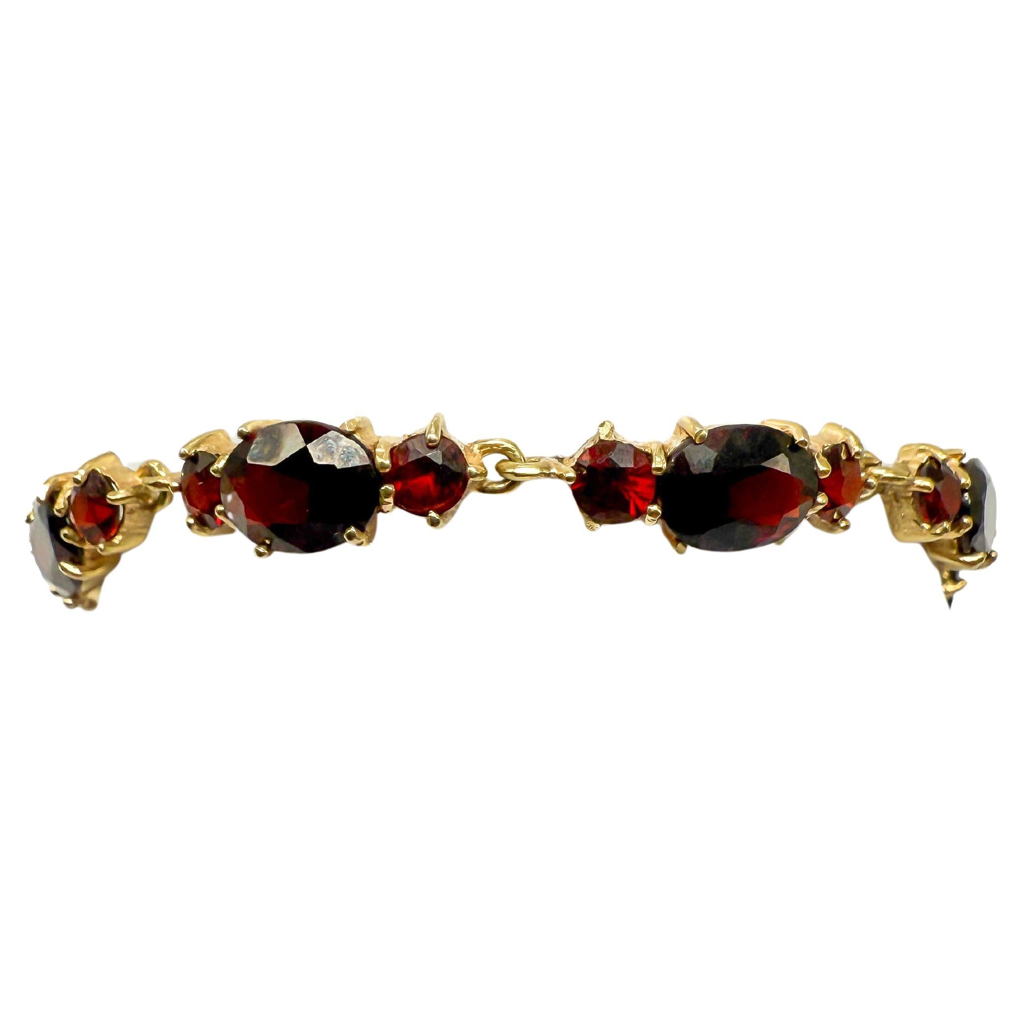 Vintage 8K Yellow Gold Bangle with 27 Deep Blue Garnets (Bracelet en or jaune 8K avec 27 grenats bleus) en vente