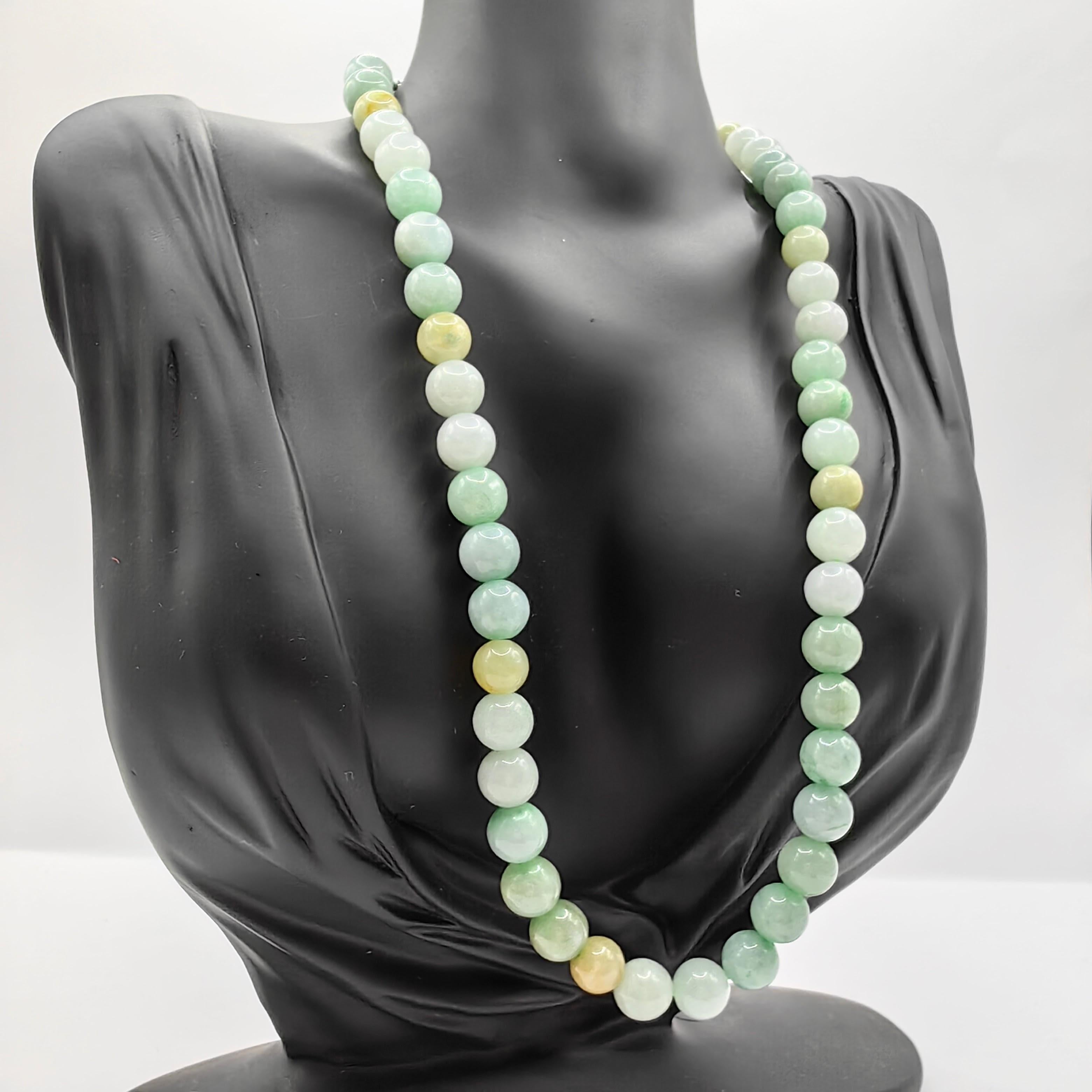 Ti presentiamo la nostra squisita collana di perle di giada birmana verde multicolore vintage da 9 & 10 mm, una vera incarnazione di bellezza ed eleganza senza tempo. Questo straordinario pezzo presenta 53 perle di giada birmana da 9-10 mm,