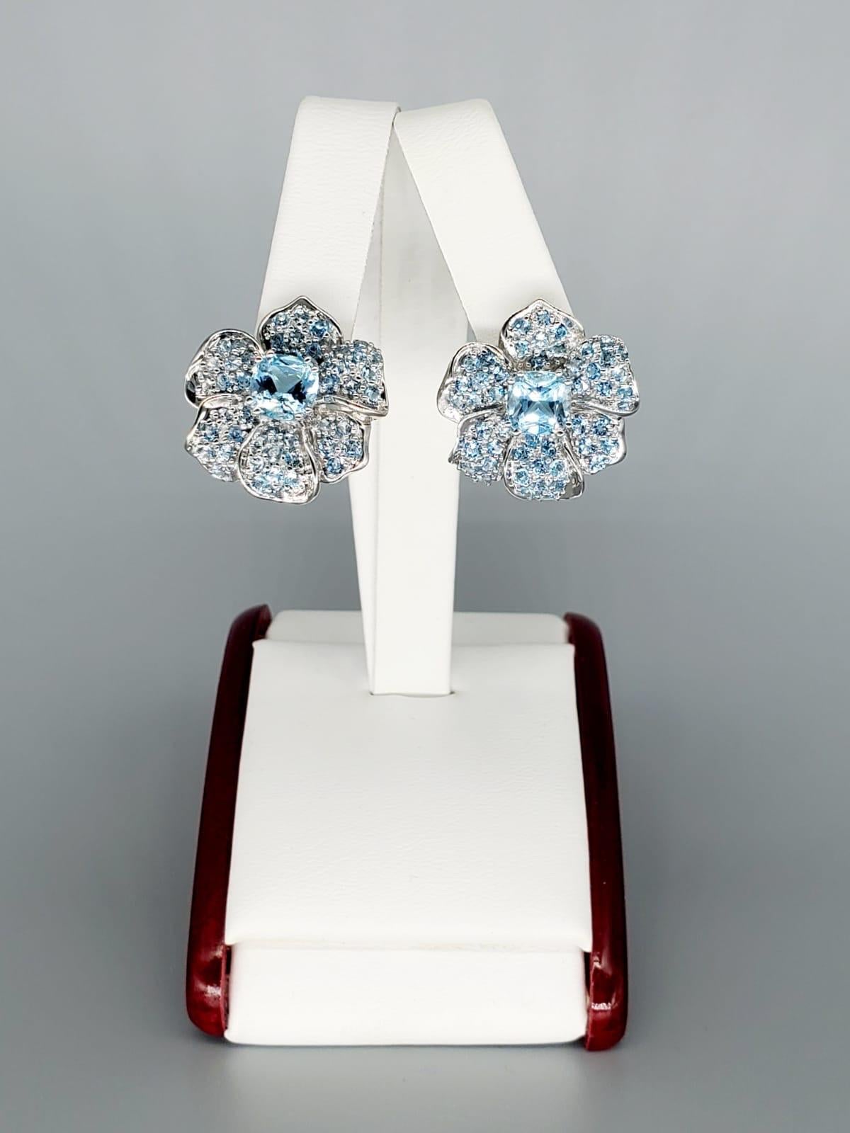 Vintage 9 Carats Aquamarine Flower Cluster Clip Earrings. The earrings are extremely beautiful and are very large with the diameter of 22mm. The craftsmanship is superb and features solid 14k white gold with perfect stone setting for the gems. The