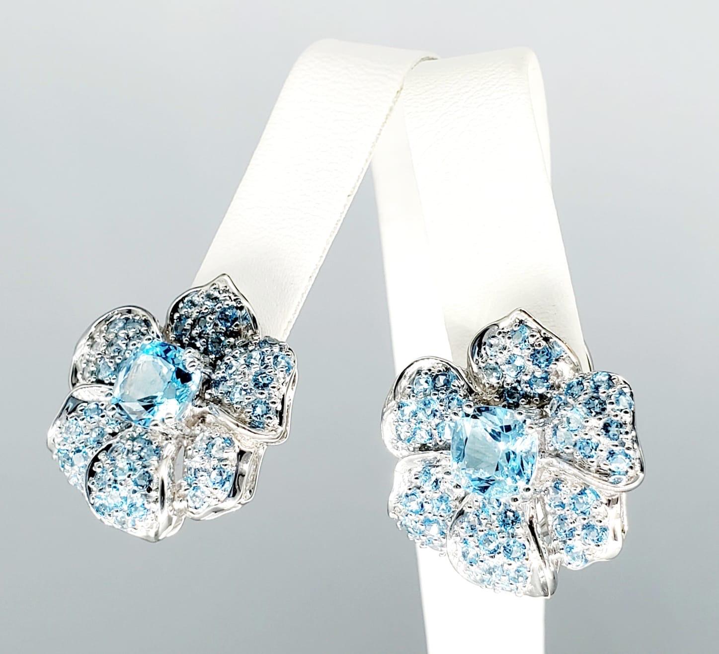 Vintage 9 Carat Aquamarine Flower Cluster Clip Earrings 14 Karat In Excellent Condition In Miami, FL