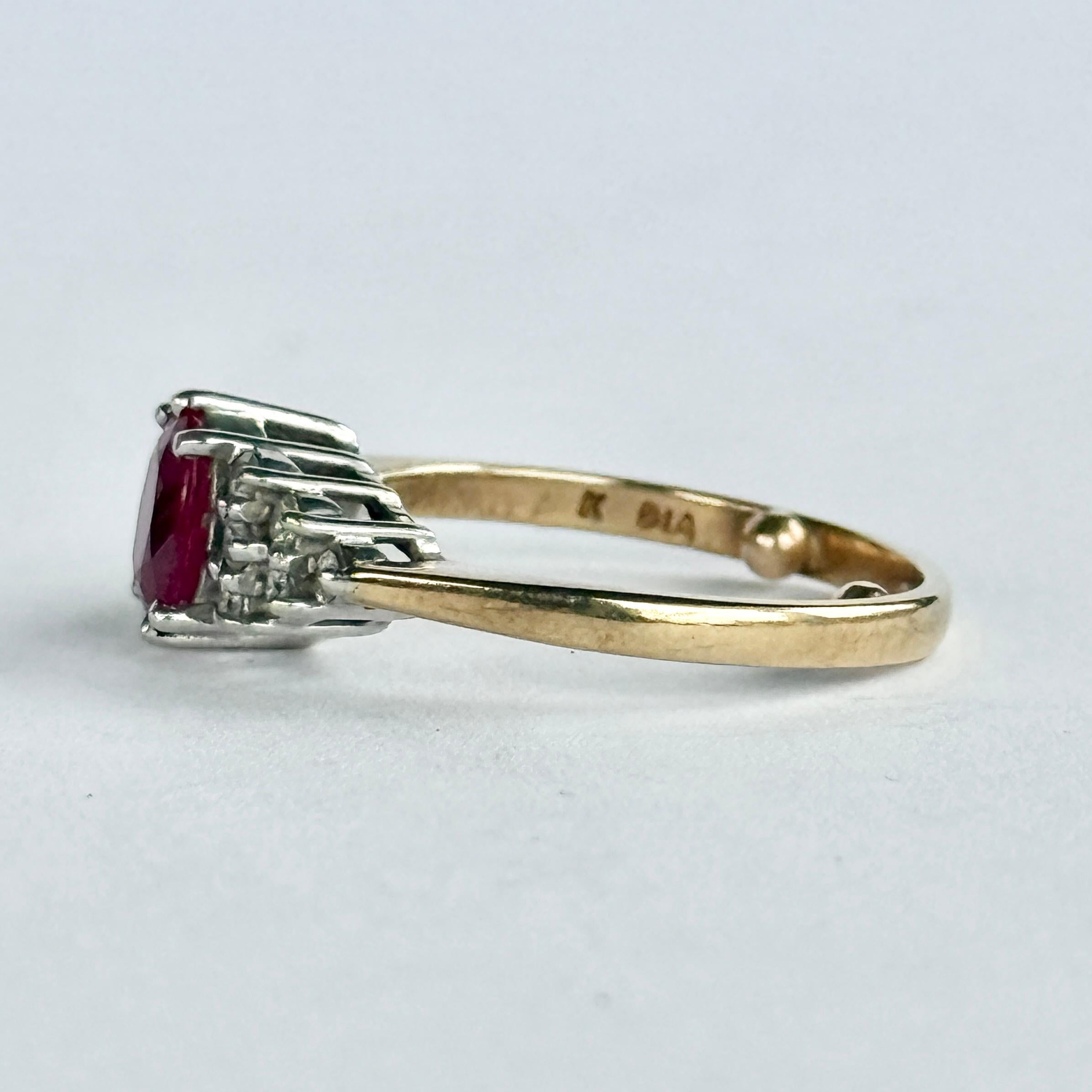 Questo anello solitario con rubino contiene un rubino centrale di 70pt e ai lati della splendida pietra rosa ci sono dei diamanti. Il totale dei diamanti di questo anello è di 24pt. Anello modellato in oro 9 carati e pietre incastonate in platino.