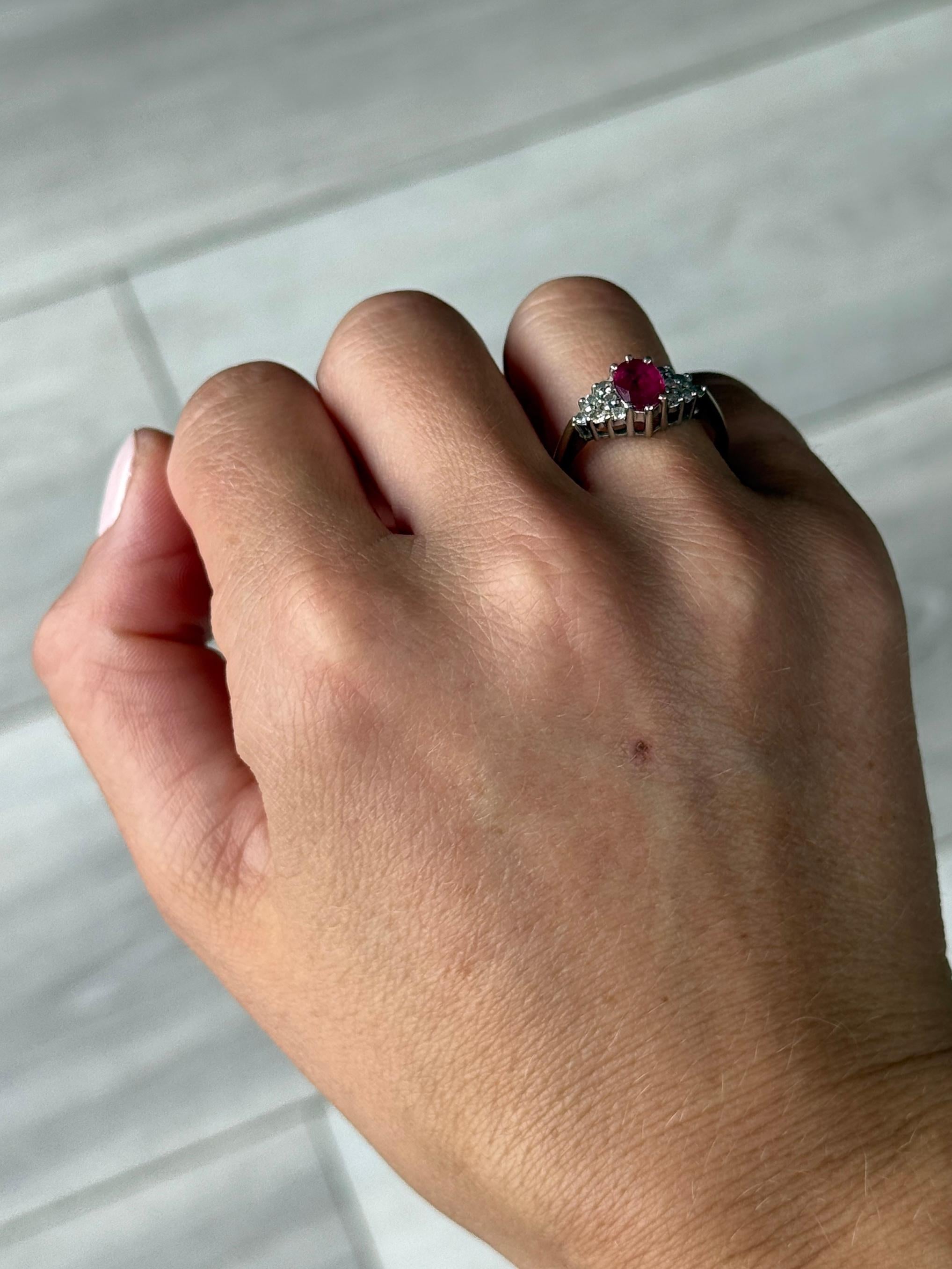 Anello solitario con diamante e rubino d'epoca in oro e platino da 9 carati In condizioni buone in vendita a Chipping Campden, GB