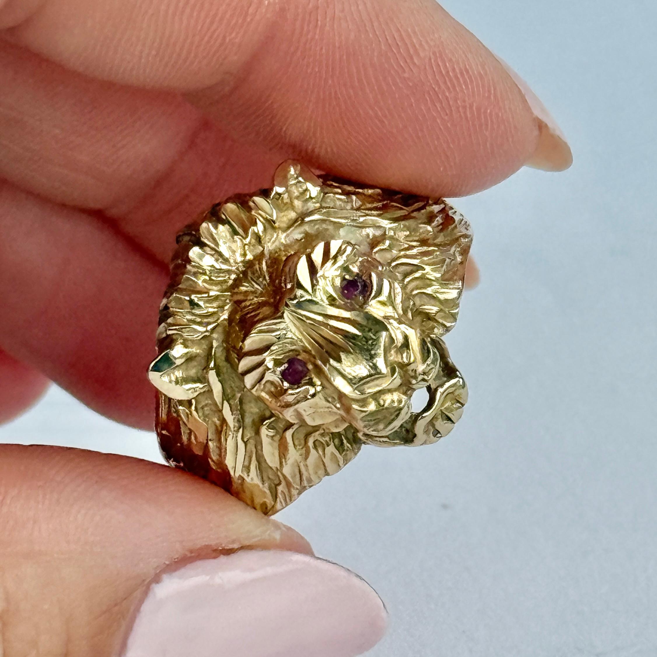 Cette bague représente une magnifique tête de lion avec des yeux en rubis. Modèle en or jaune 9 carats.  Entièrement poinçonné à Birmingham en 1975.

Taille : Y ou 12
Largeur de la face : 10 mm
Hauteur du doigt : 7 mm

Poids : 6.4g