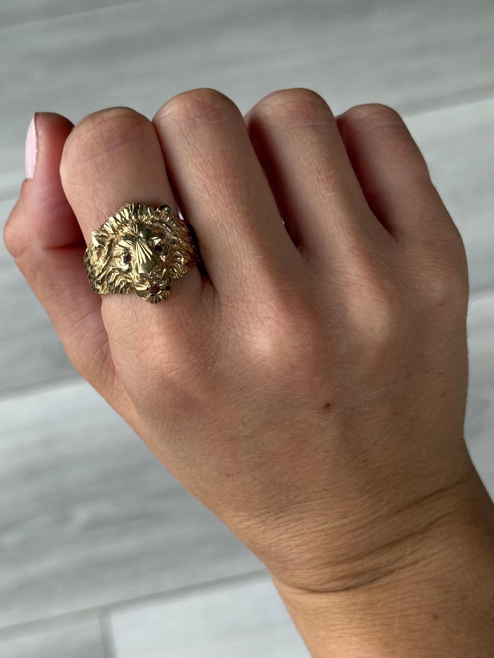 Taille ronde Vintage Bague tête de lion en or 9 carats et rubis en vente