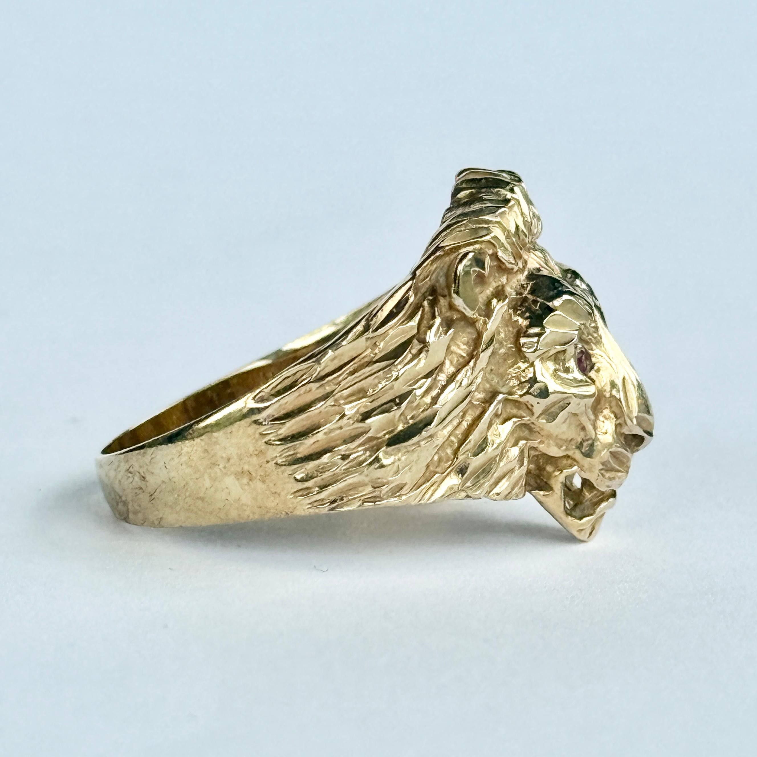 Vintage Bague tête de lion en or 9 carats et rubis en vente 1