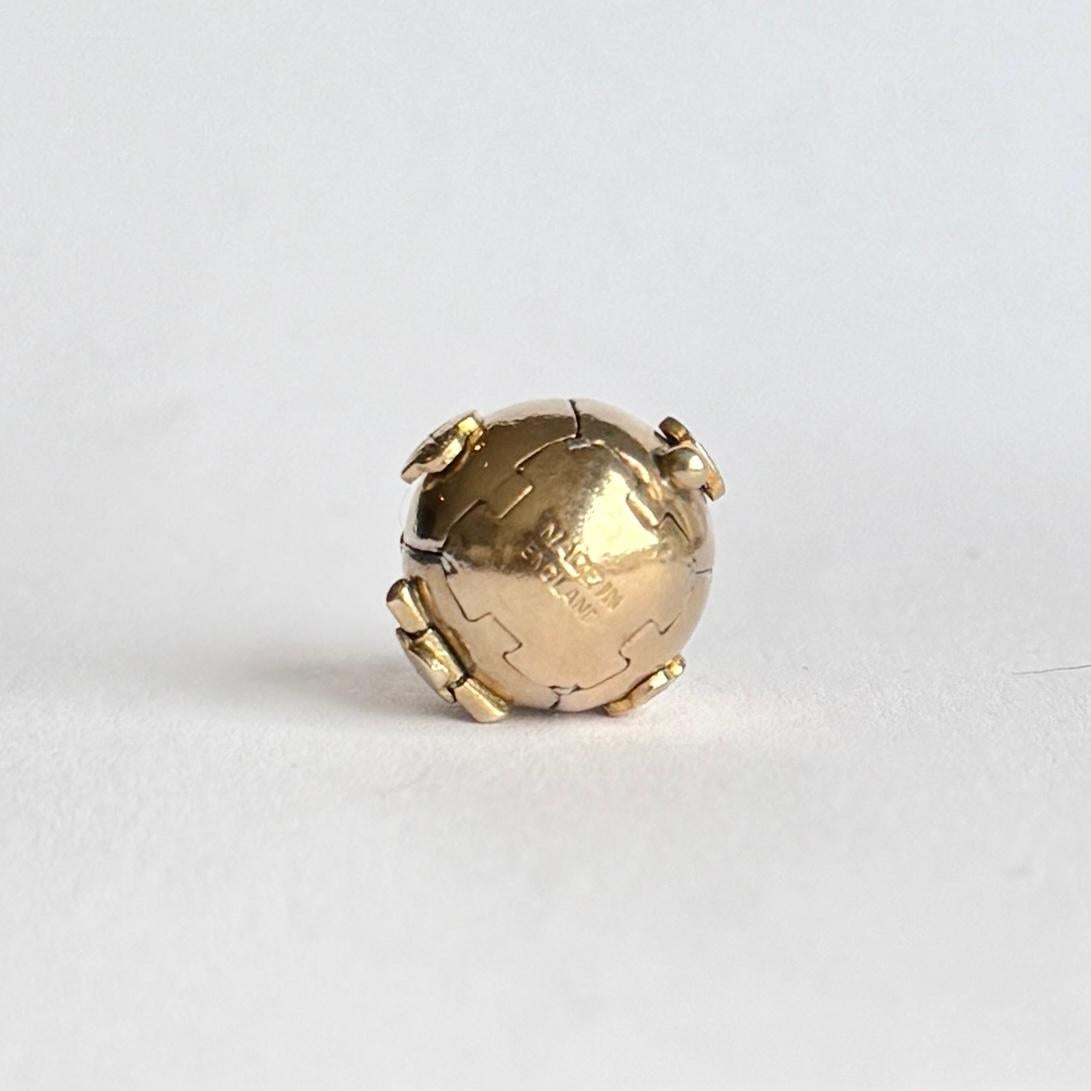 Questo classico globo massonico è modellato in argento e rivestito in oro a 9 carati che mostra perfettamente l'incisione. La parte superiore della sfera è modellata in oro massiccio a 9 carati. 

Diametro del globo chiuso: 10 mm 
Dimensioni del