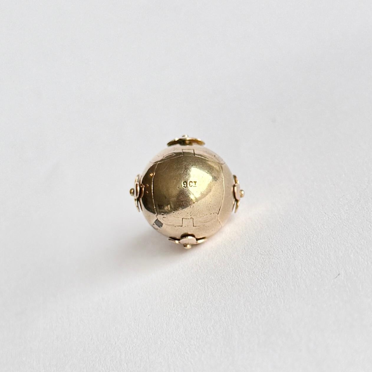 Questo classico globo massonico è modellato in argento e rivestito in oro a 9 carati che mostra perfettamente l'incisione. La parte superiore della sfera è modellata in oro massiccio a 9 carati. 

Diametro del globo chiuso: 16 mm 
Dimensioni del
