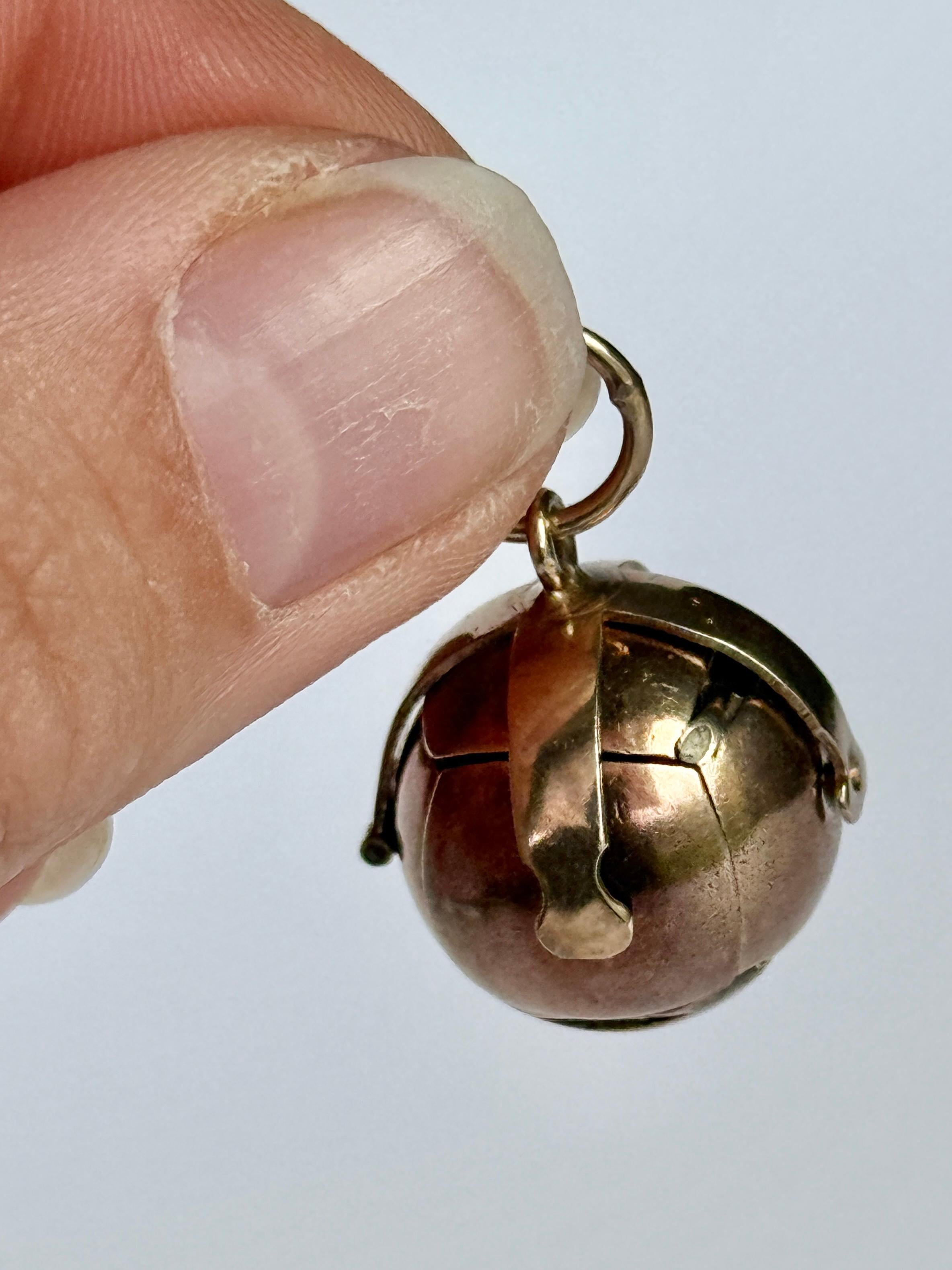 Questo classico globo massonico è modellato in argento e rivestito in oro a 9 carati che mostra perfettamente l'incisione. La parte superiore della sfera è modellata in oro massiccio a 9 carati. 

Diametro del globo chiuso: 16 mm 
Dimensioni del