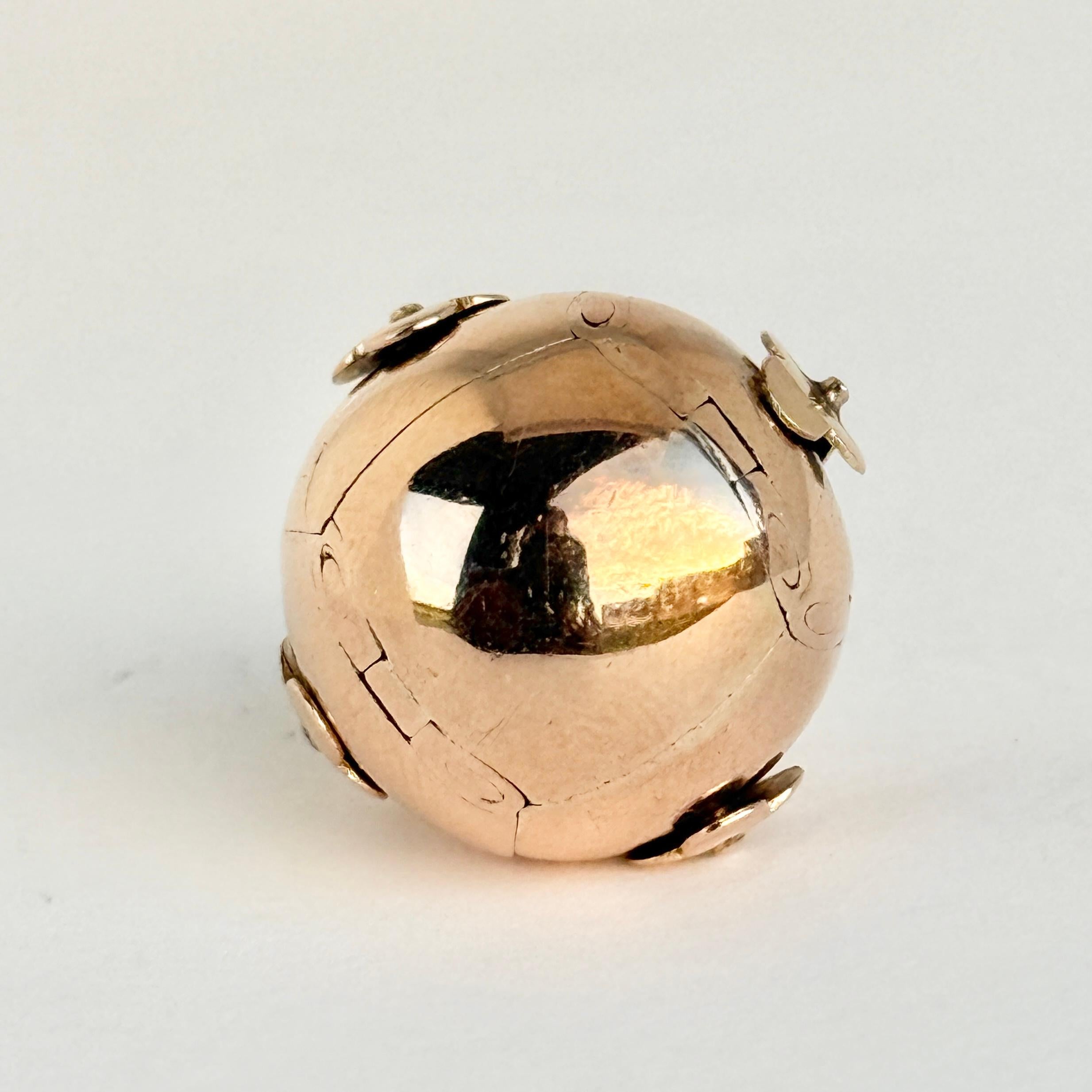 Questo classico globo massonico è modellato in argento e rivestito in oro a 9 carati che mostra perfettamente l'incisione. La parte superiore della sfera è modellata in oro massiccio a 9 carati. 

Diametro del globo chiuso: 15.5 mm 
Dimensioni del