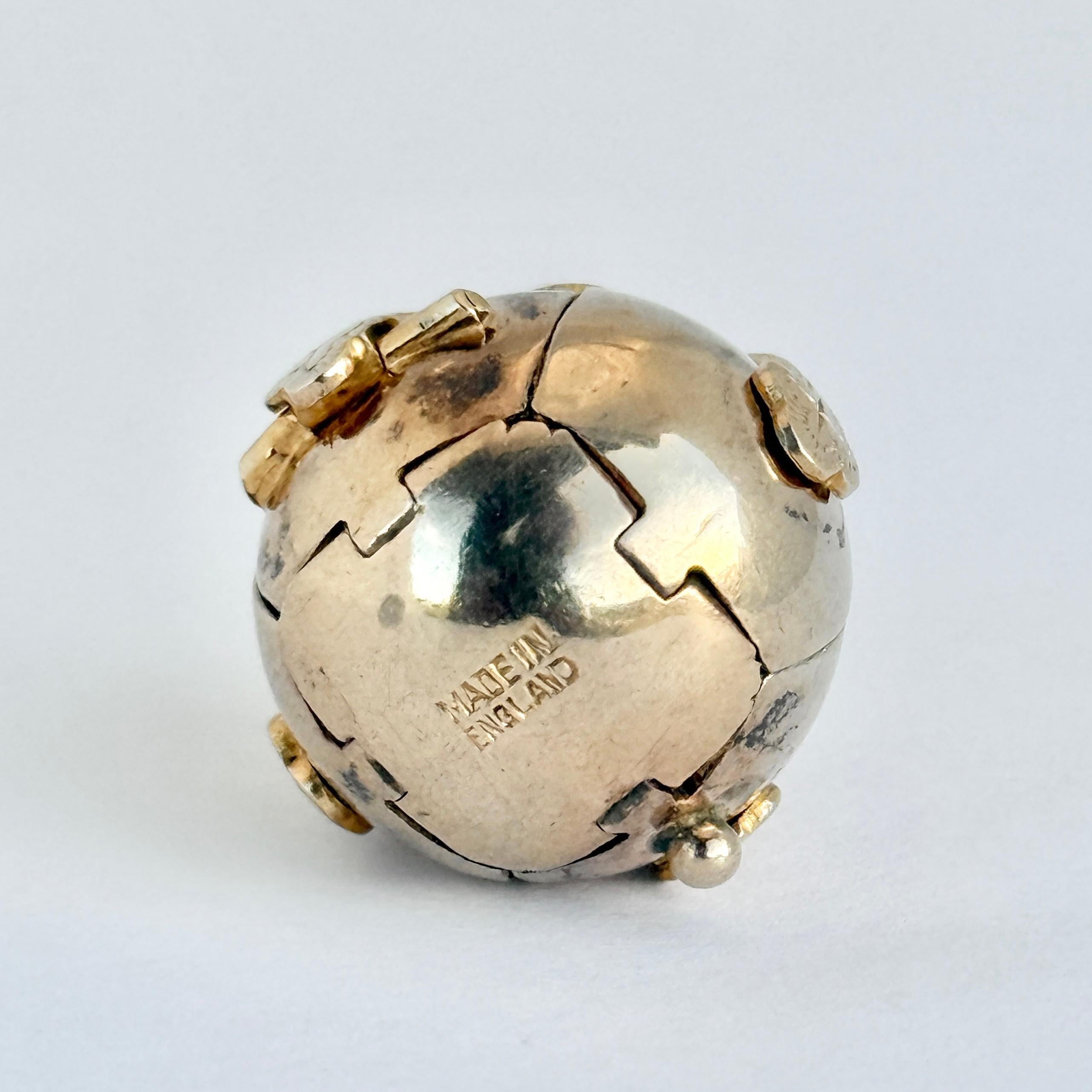 Questo classico globo massonico è modellato in argento e rivestito in oro a 9 carati che mostra perfettamente l'incisione. La parte superiore della sfera è modellata in oro massiccio a 9 carati. 

Diametro del globo chiuso: 16.5 mm 
Dimensioni del