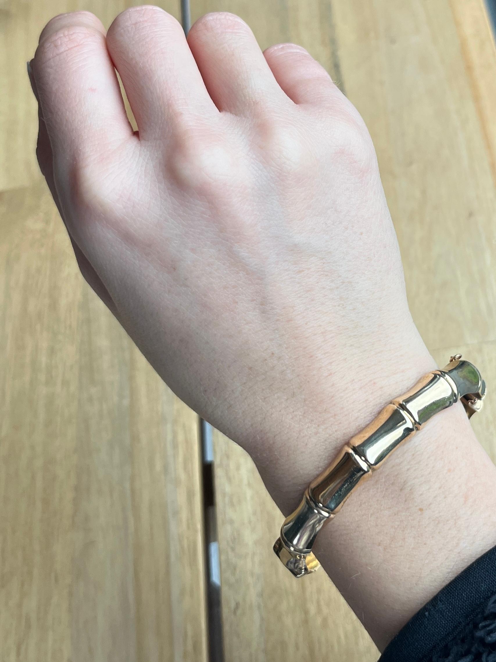 Questo braccialetto di bambù è realizzato in oro 9 carati. Questo è completamente marchiato Birmingham 1961.

Diametro interno del punto più largo: 6,3cm
Diametro interno del punto più sottile: 5.7 cm.
Circonferenza interna:  18 cm
Larghezza
