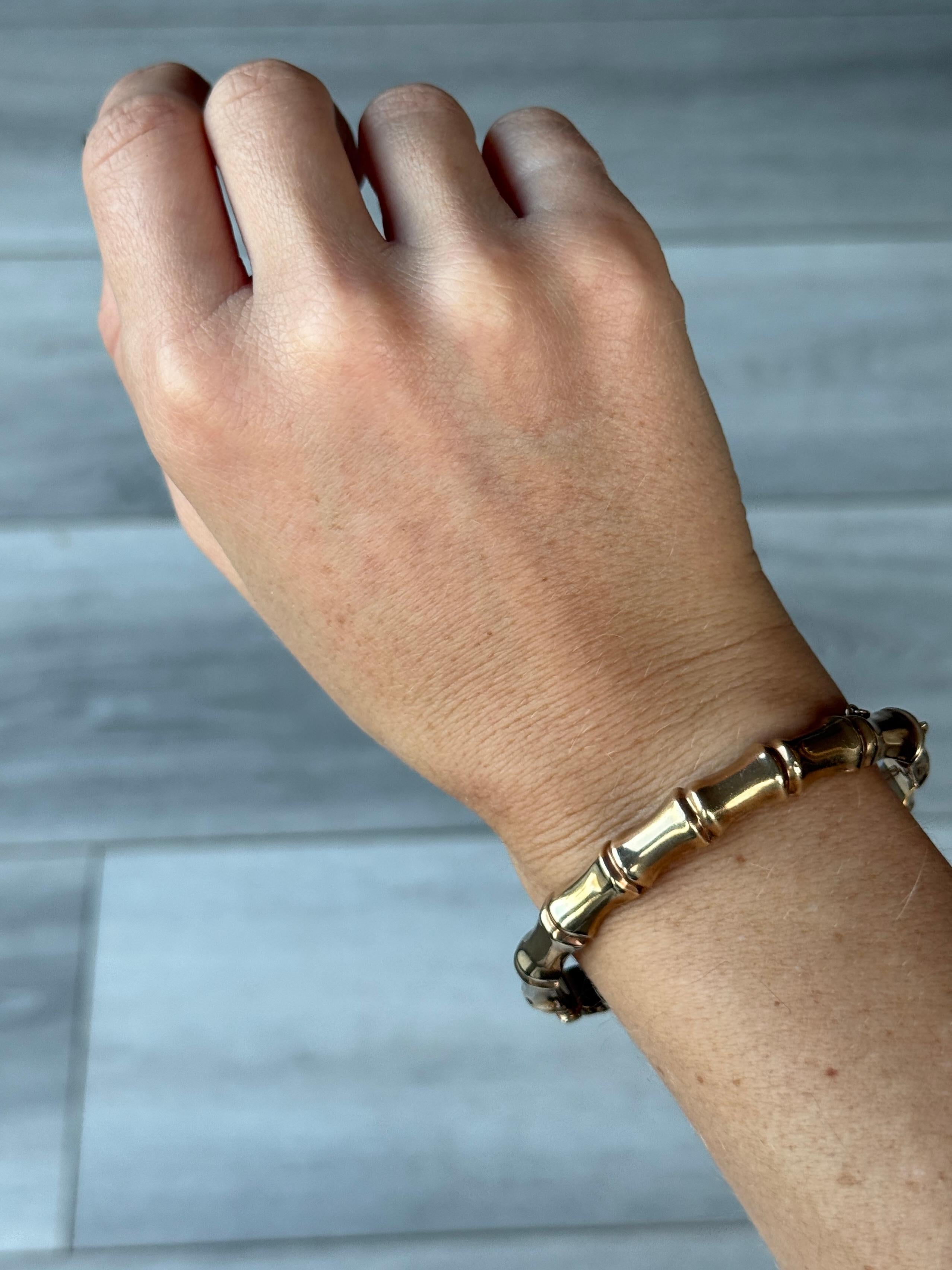 Questo braccialetto di bambù è realizzato in oro 9 carati. C'è anche un charm Sputnik incastonato sulla catena di sicurezza. Questo è completamente marchiato Birmingham 1962. Il charm Sputnik misura 9 mm di diametro. 

Diametro interno del punto più