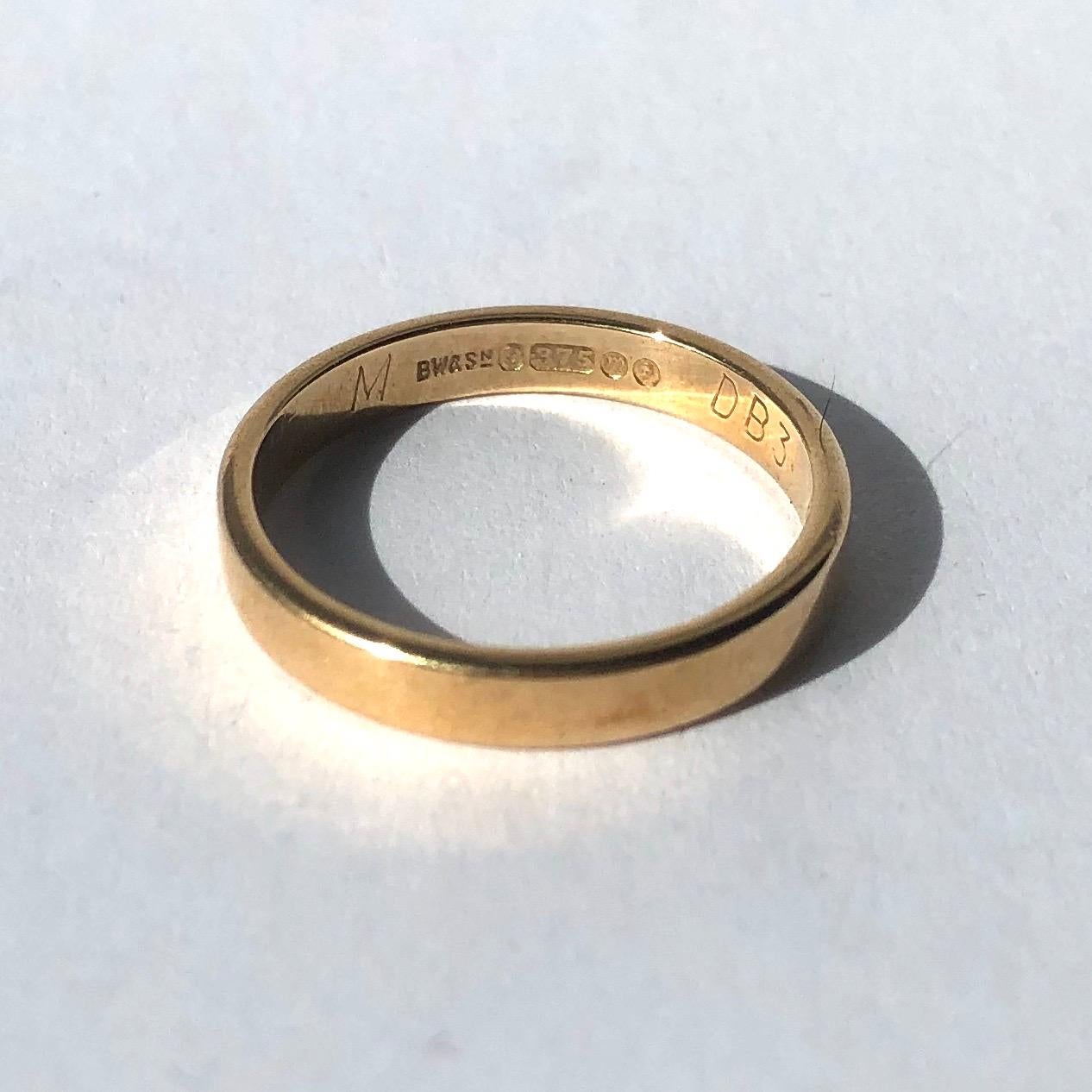 Ein Band aus 9-karätigem Gold ist der perfekte klassische Ehering oder ein großartiges Stück für den täglichen Gebrauch. 

Ring Größe: M 1/2 oder 6 1/2
Breite des Bandes: 2,5 mm 

Gewicht: 2,23g