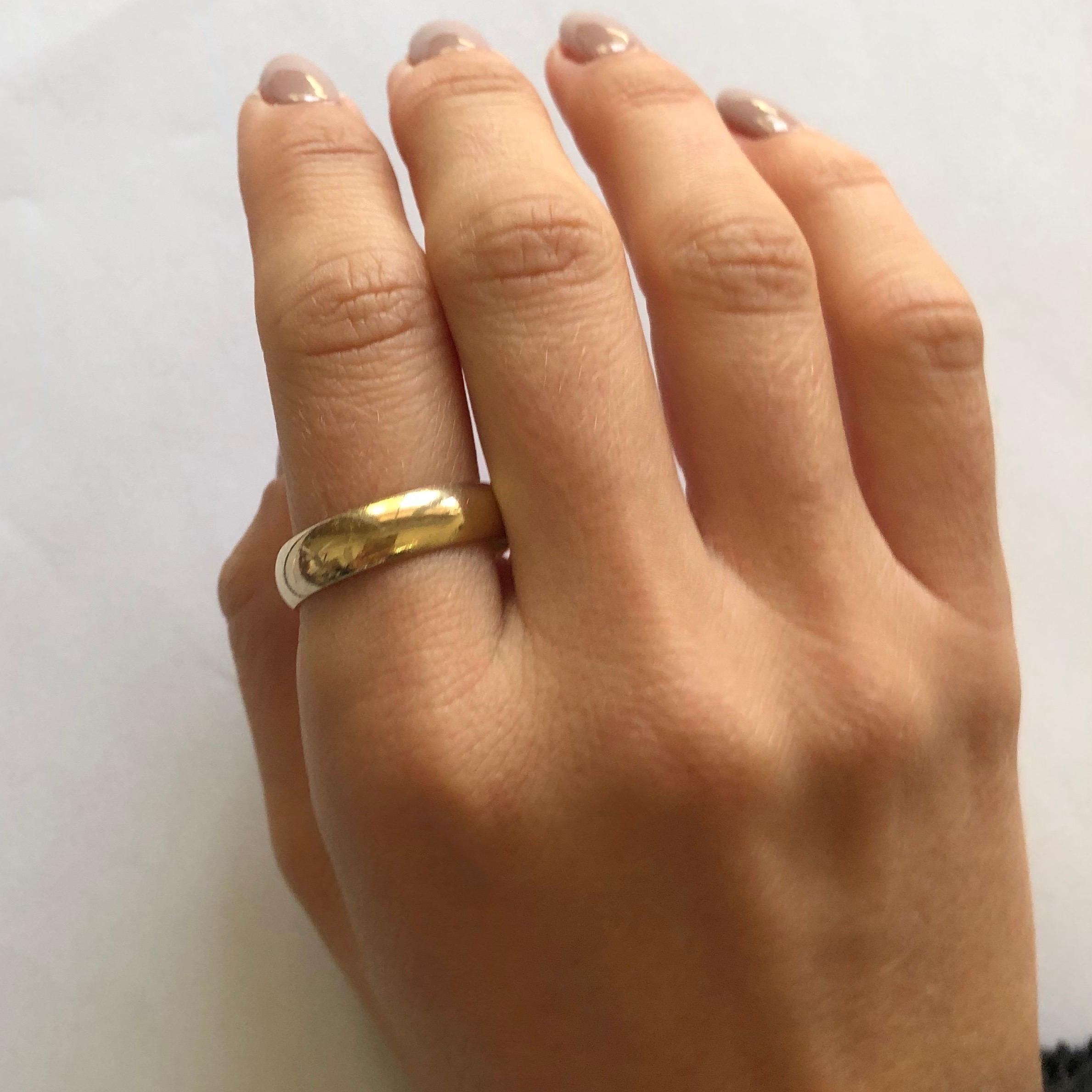 Vintage 9 Carat Gold Band In Good Condition For Sale In Chipping Campden, GB