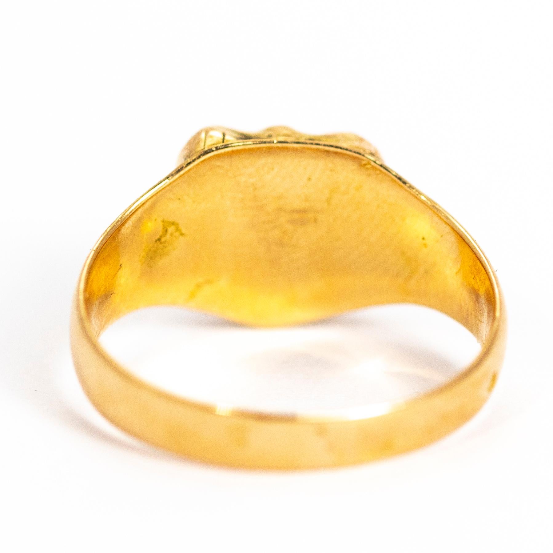 Vintage 9 Carat Gold Banded Agate Shield Signet Ring In Good Condition In Chipping Campden, GB